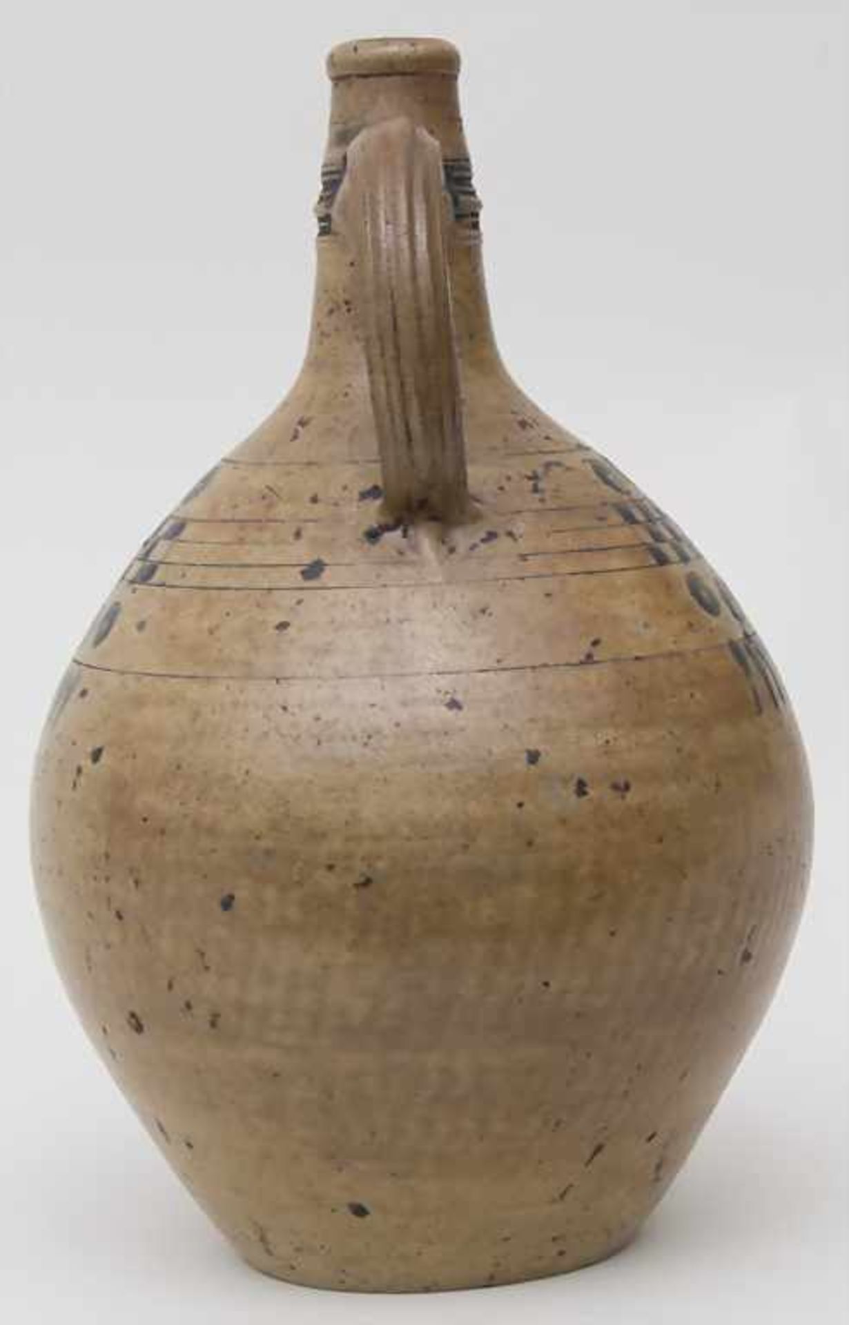 Ölkrug mit geometrischem Dekor / An oil jug with geometrical patternsMaterial: Keramik, hellbraun - Bild 4 aus 5