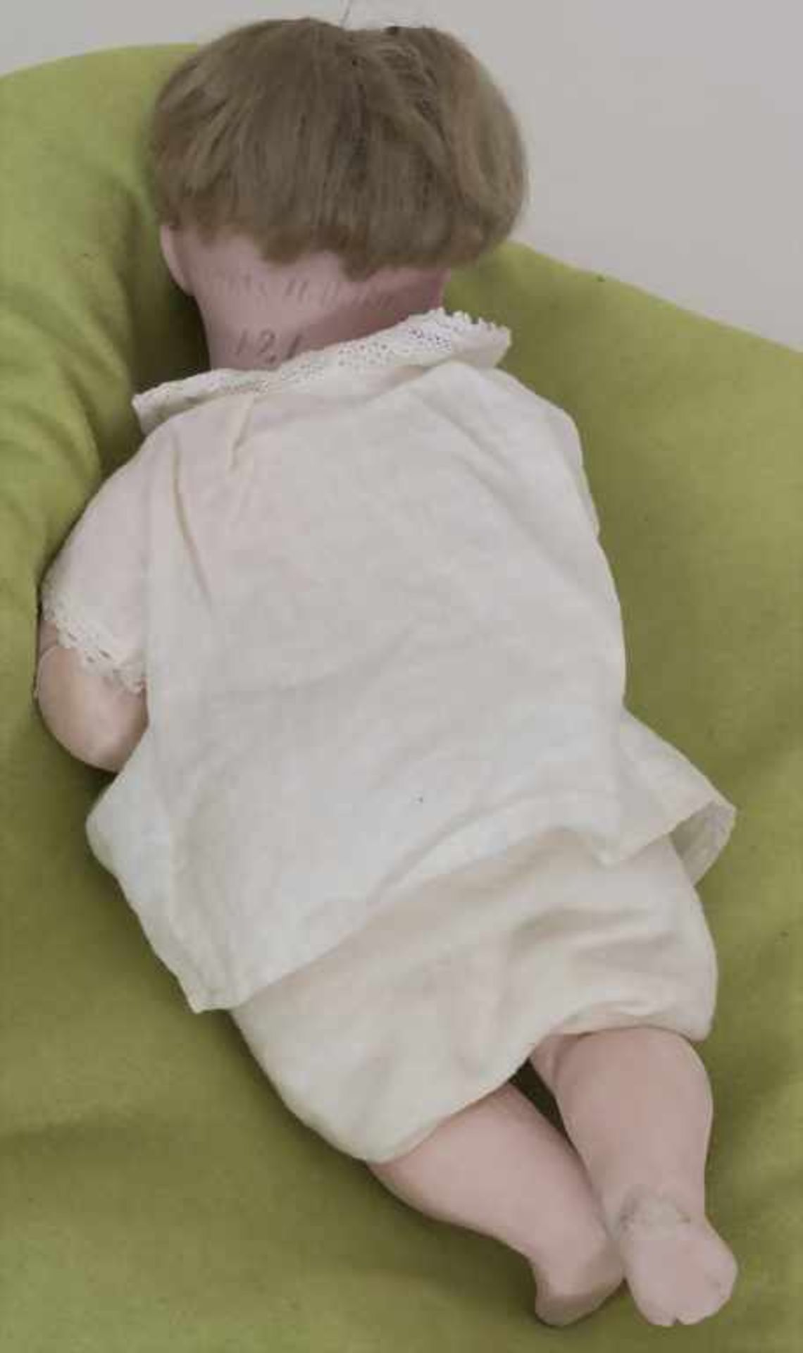 Puppe / A doll, Simon & Halbig, deutschMaterial: Bisquitporzellan bemalt, blonde Mohairperücke, - Image 2 of 7