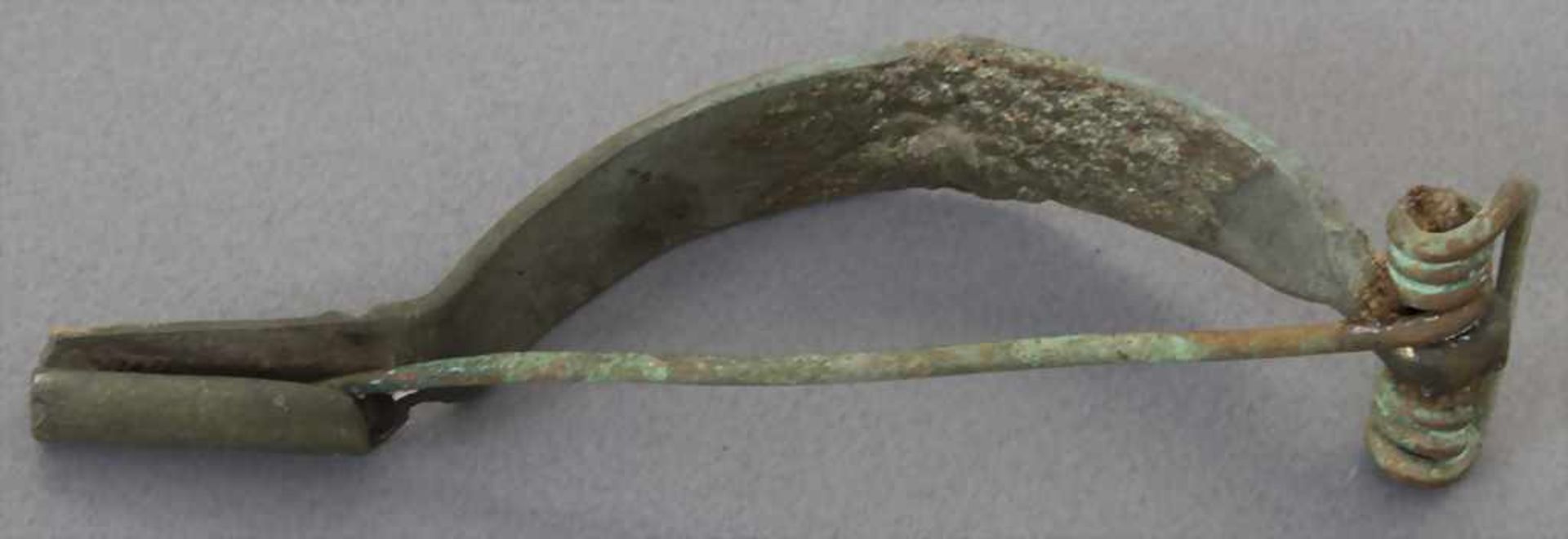 Keltische Fibel / A celtic fibulaMaterial: Bronze,Länge: 6,7 cm,Zustand: gut, alt restauriert, - Bild 3 aus 3