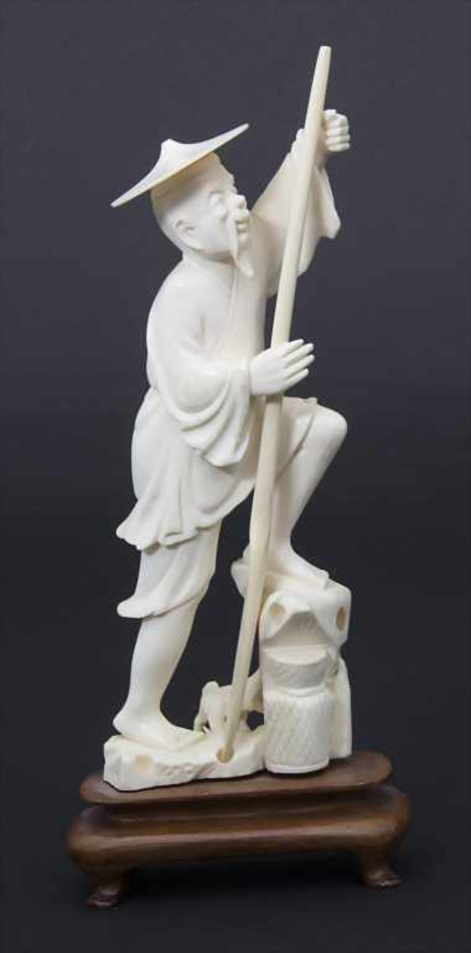 Elfenbeinfigur 'Fischer' / An ivory figur 'Fisherman', Japan, 1920er JahreMaterial: Elfenbein,