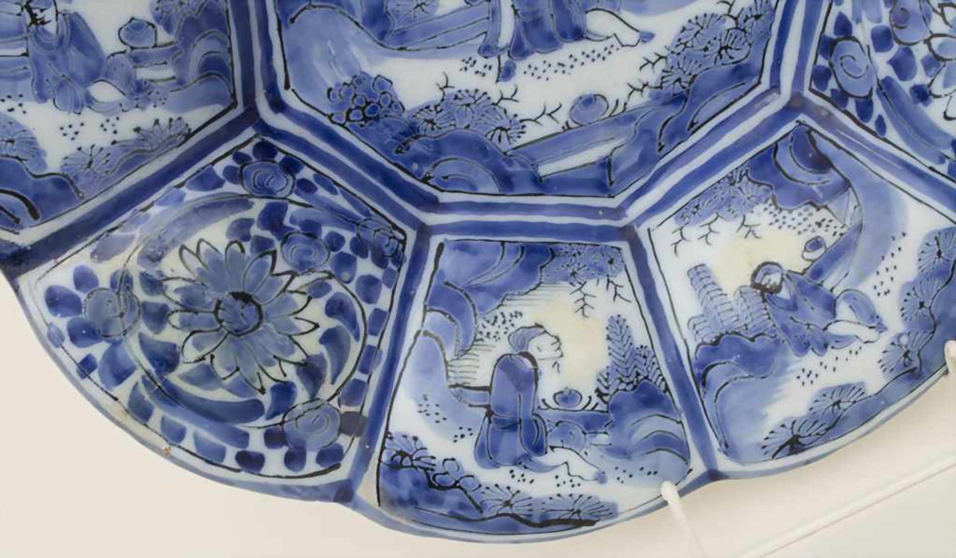 Fayence-Buckelschale mit Chinoiserien / A faience bowl, wohl Hanau, 18. Jh.Material: Keramik, mit - Bild 3 aus 6