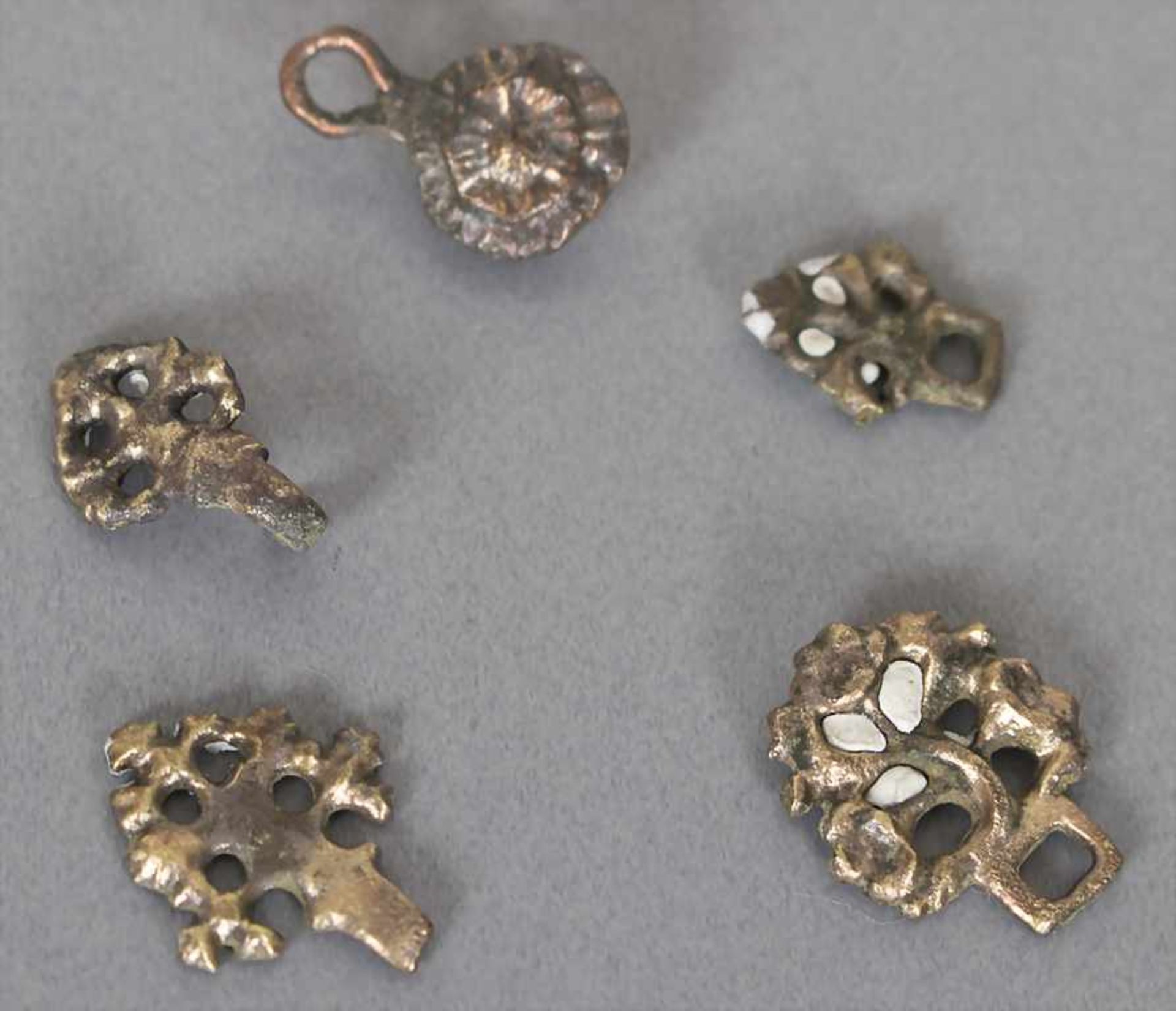 5 mitelalterliche Miederhaken / A collection of 5 medieval bodice hooksMaterial: Bronze,Länge: