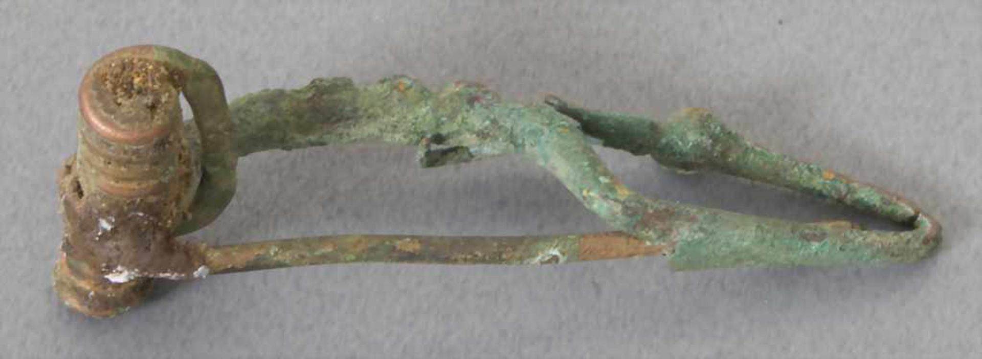 Keltische Fibel / A celtic fibulaMaterial: Bronze,Länge: 3,9 cm,Zustand: gut, alt restauriert, - Bild 3 aus 3