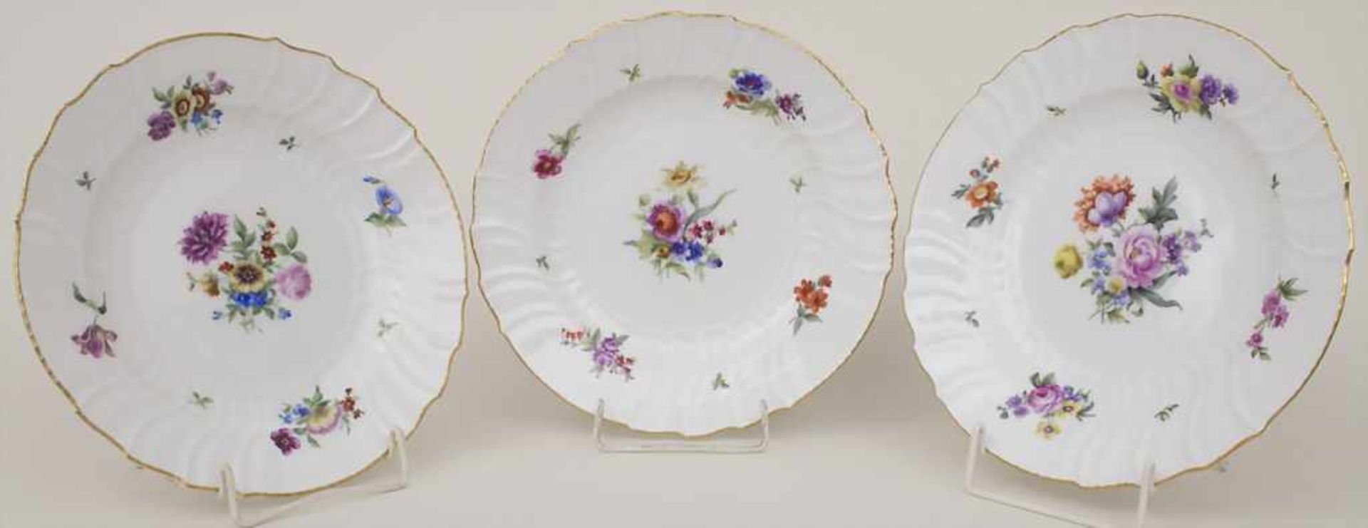 Satz 3 Teller mit Blumendekor / A set of 3 plates with flowers, KPM, Berlin, um 1900Material: