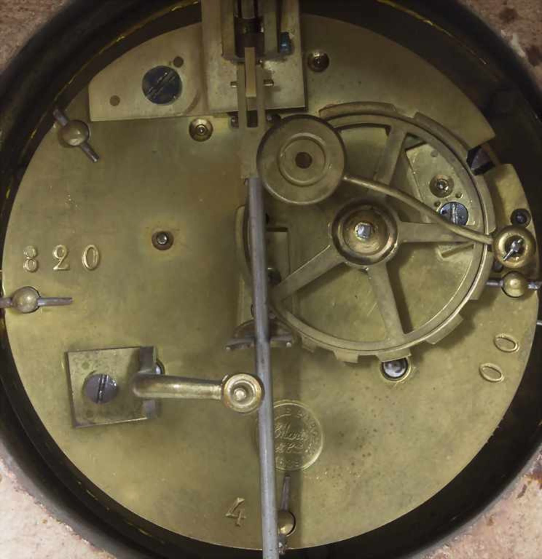 Pendule Siegesgöttin, Napoleon III, Paris, um 1900Gehäuse: Metall polychrom gefaßt,Uhrwerk: - Image 6 of 10