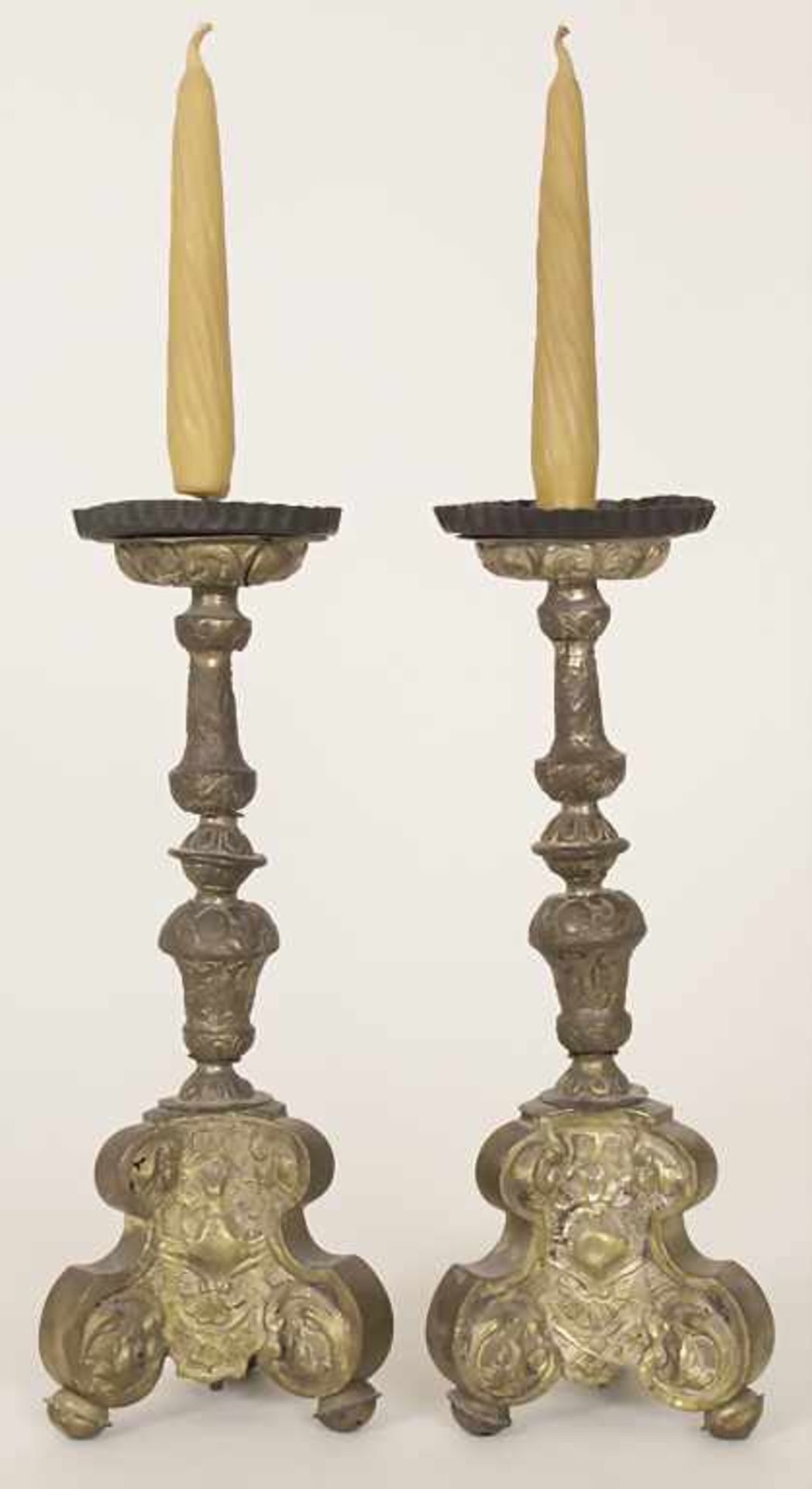 Paar Altarleuchter mit Rocailledekor / A pair of altar candleholders with rocailles, 18./19. Jh. - Bild 4 aus 11
