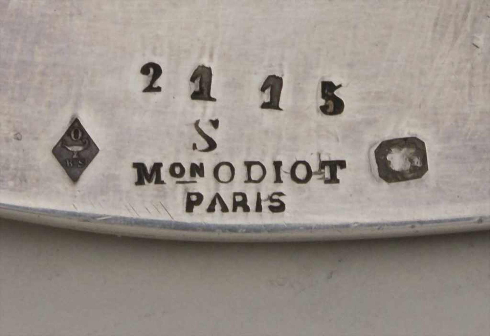 Große Platte / A large silver plate, Odiot, Paris, um 1900Material: Silber 950, Adelswappen, - Bild 8 aus 9