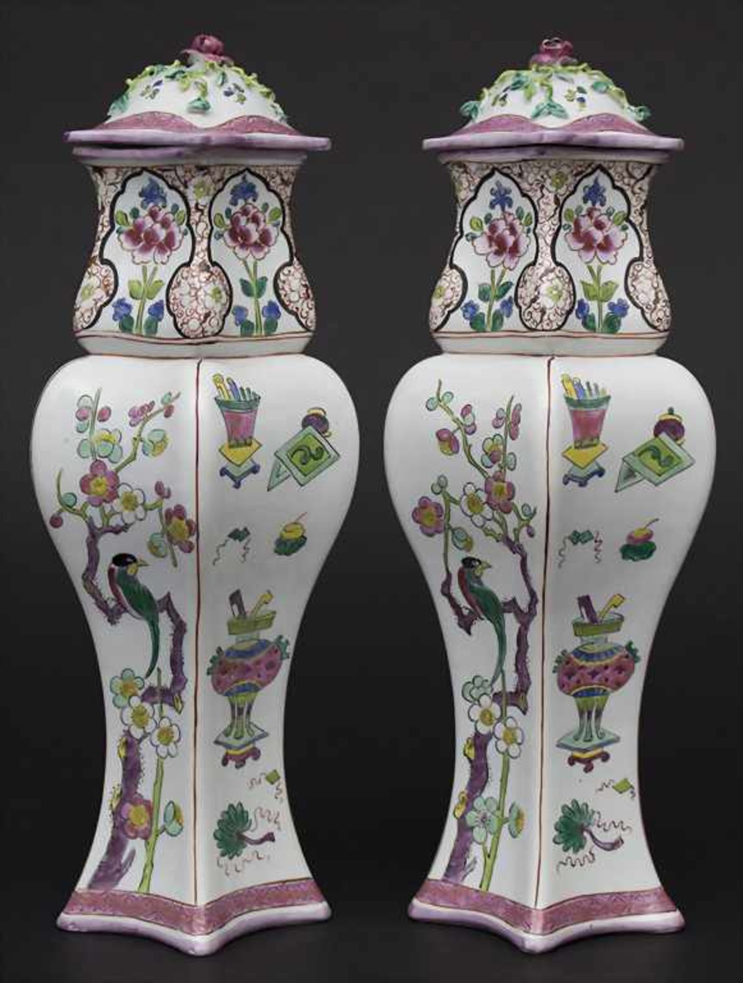 Deckelvasen-Paar / A pair of covered vases, Samson, Paris, um 1900Material: Porzellan, polychrom - Bild 5 aus 9