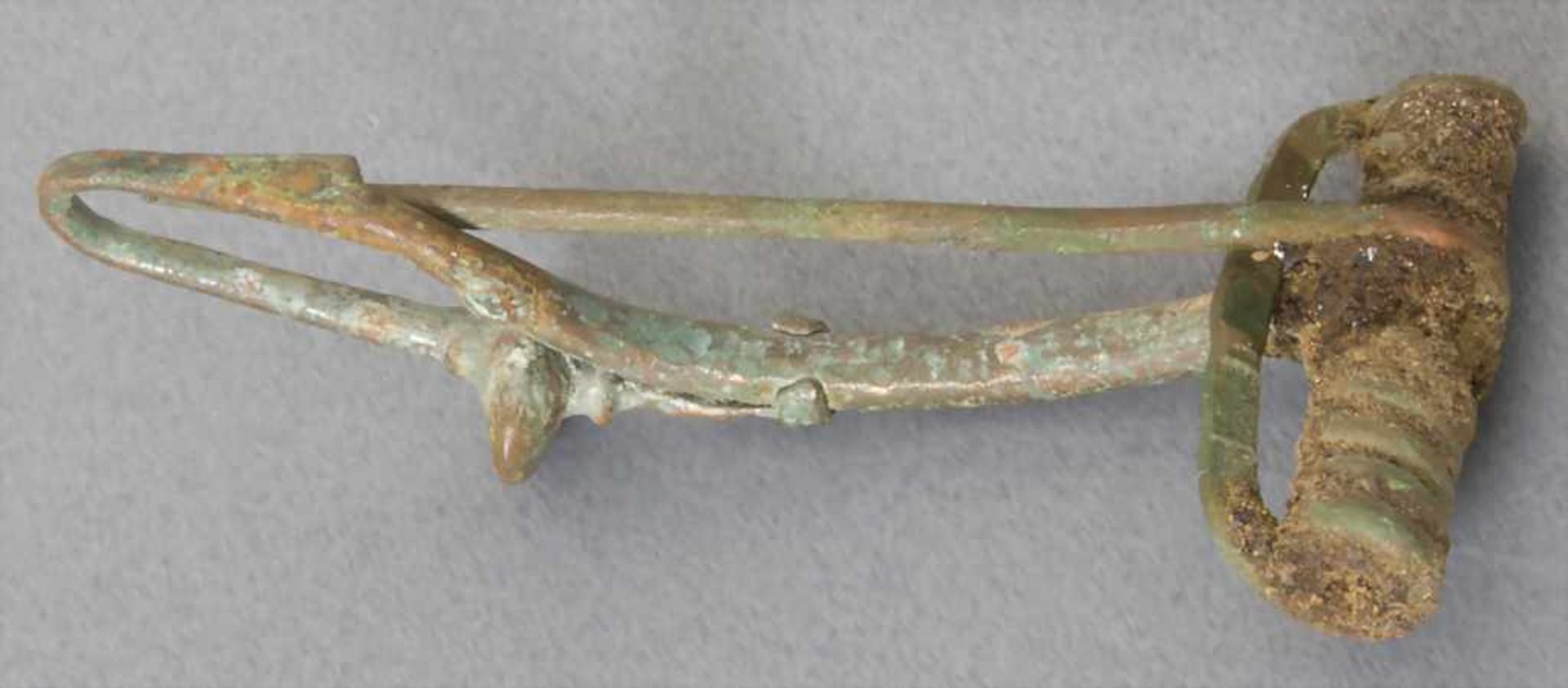 Keltische Fibel / A celtic fibulaMaterial: Bronze,Länge: 4,4 cm,Zustand: gut, alt restauriert, - Image 2 of 3
