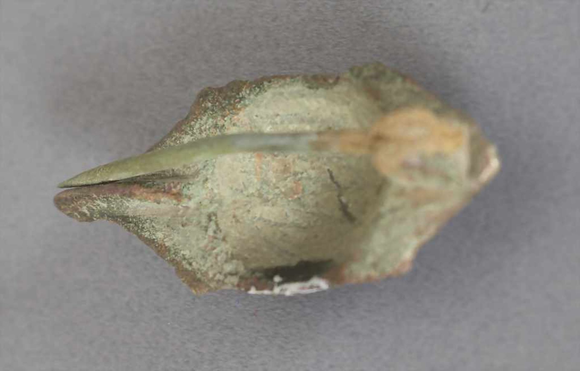 Römische Fibel / A Roman fibulaMaterial: Bronze,Länge: 3,6 cm,Zustand: gut, alt restauriert, - Bild 3 aus 3