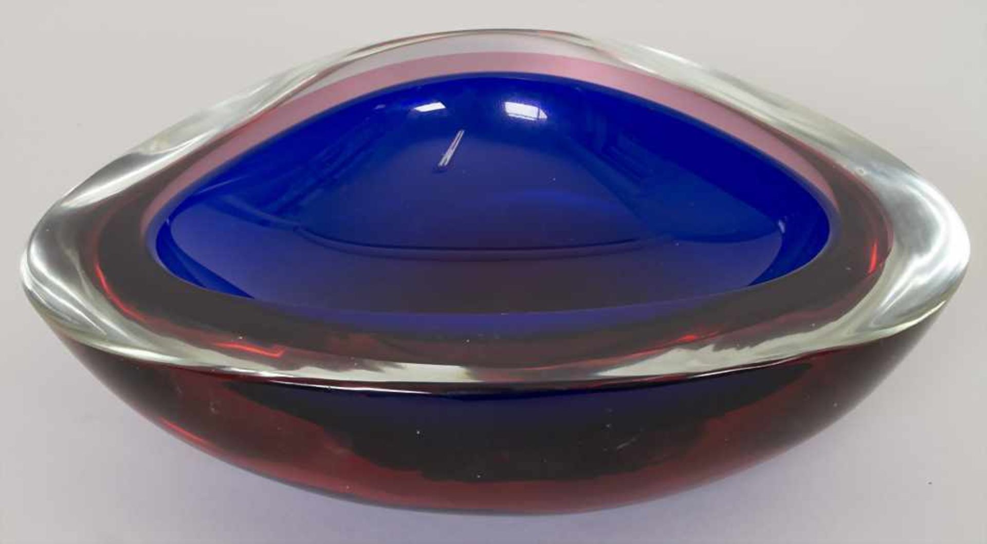Schale, A bowl, Flavio Poli, Seguso Vetri d'Arte, um 1960Material: Glas mundgeblasen in Sommerso-
