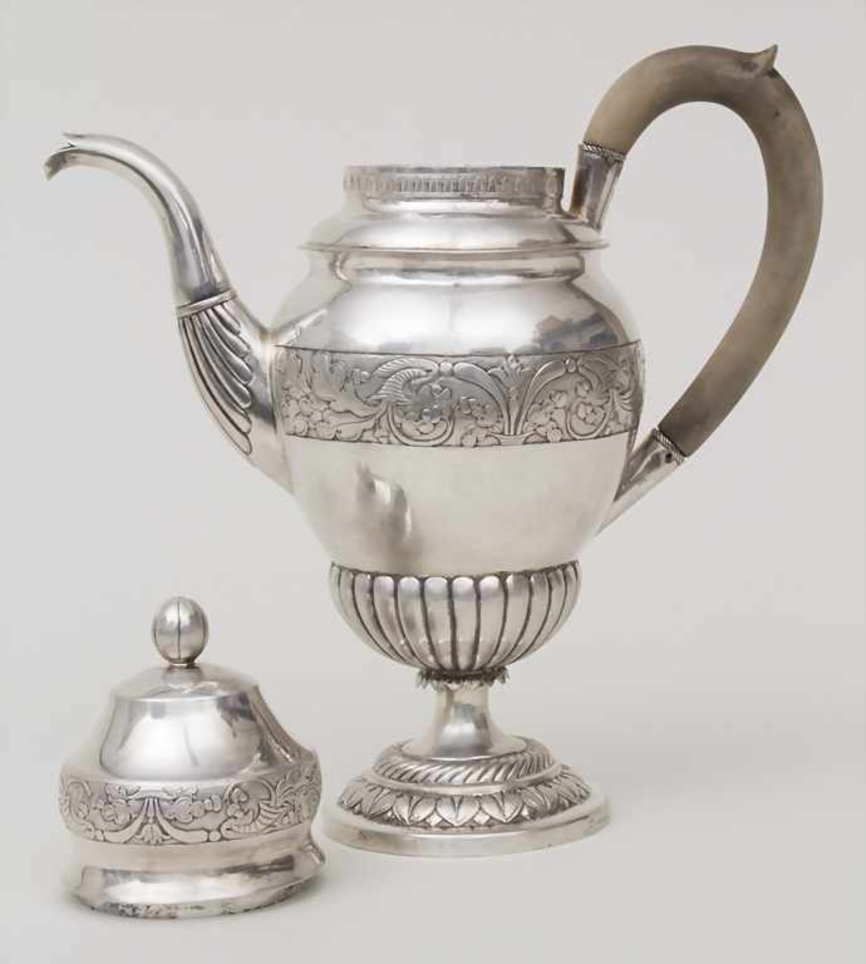 Teekanne / A silver teapot, Altenburg, um 1760Material: Silber 12 Lot,Punzierung: Beschaumarke, - Bild 2 aus 17
