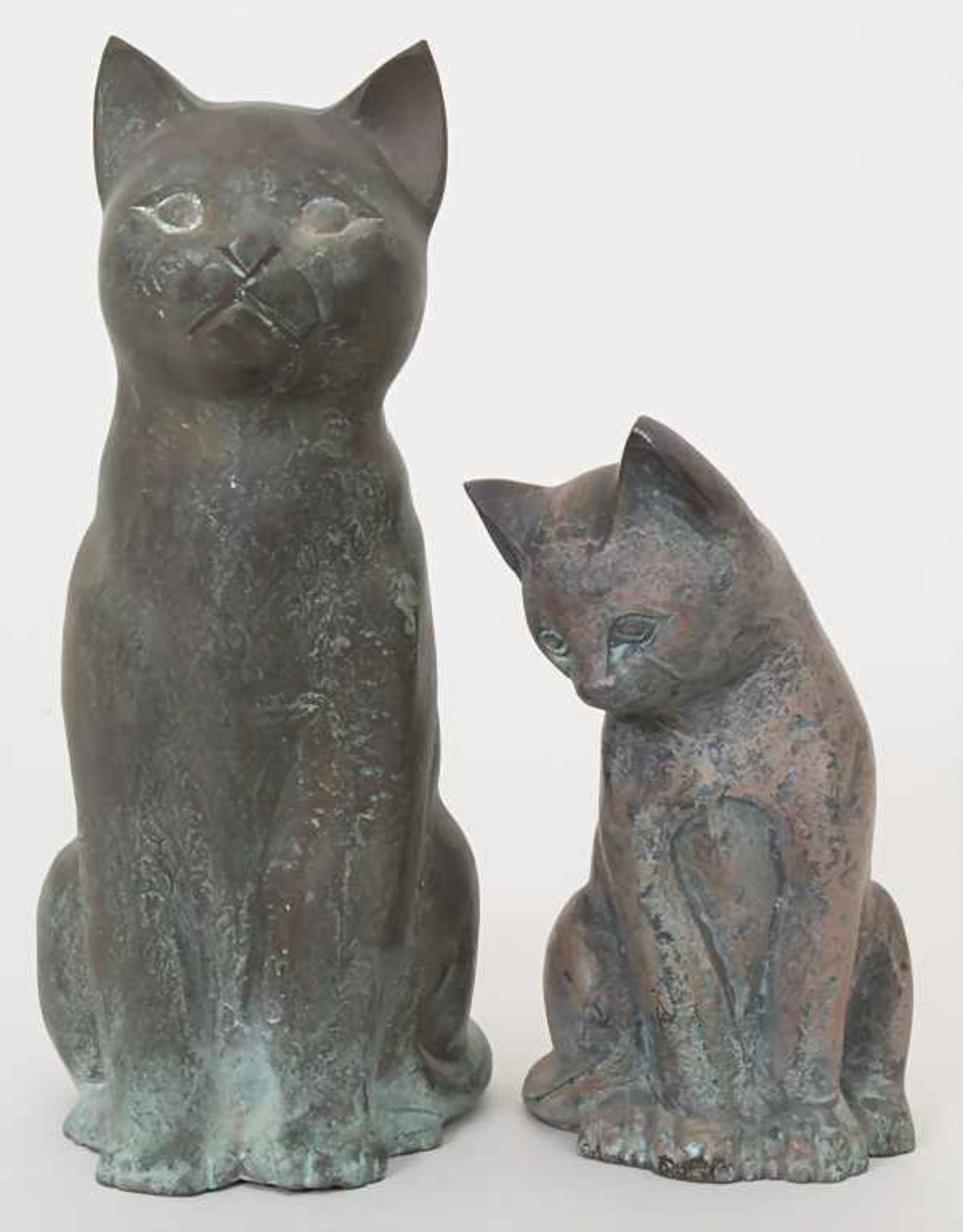 Bronzefiguren 'zwei Katzen' / Bronze figures 'two cats', 20. Jh.Technik: Bronze, patiniert,Höhe: