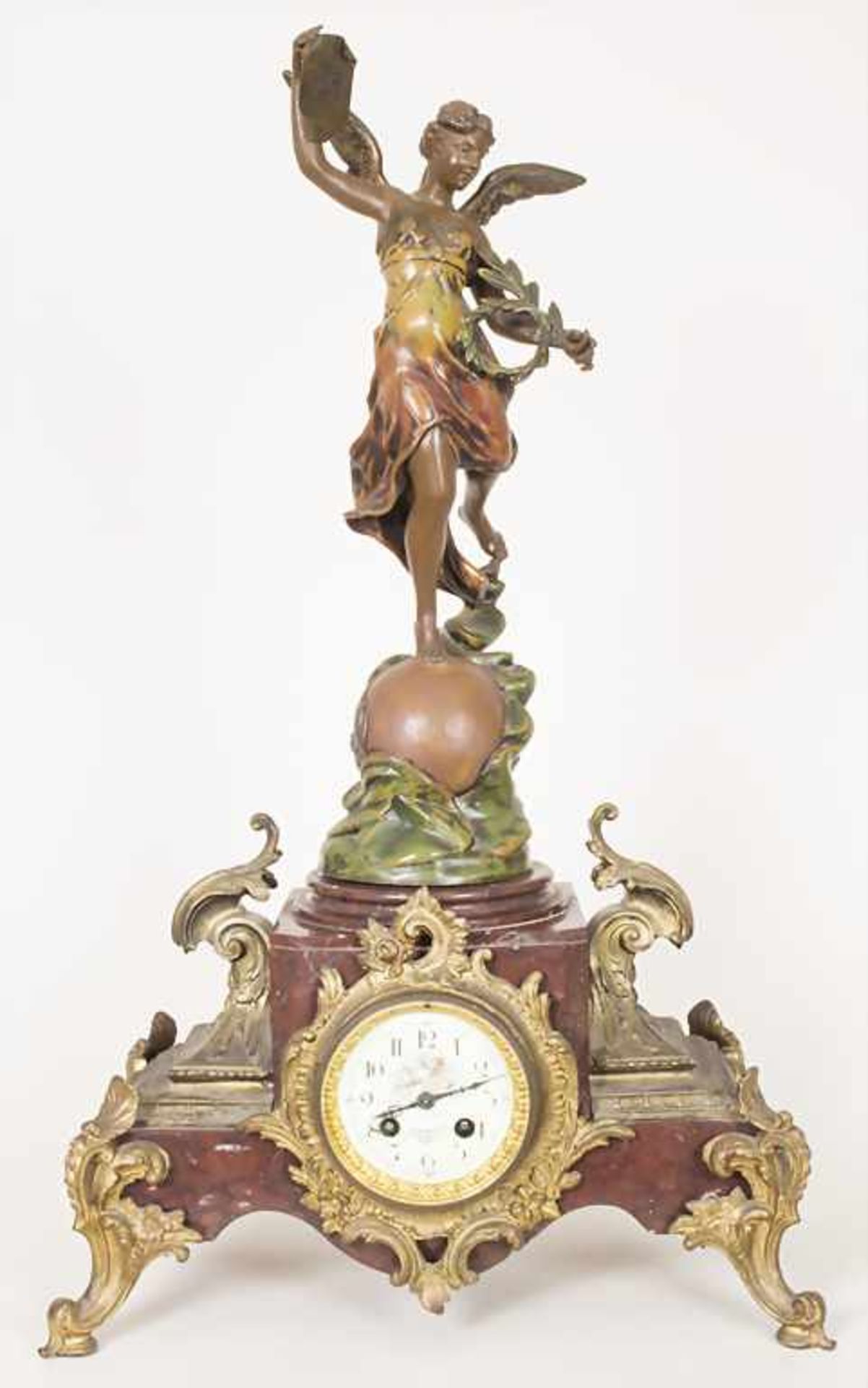 Pendule Siegesgöttin, Napoleon III, Paris, um 1900Gehäuse: Metall polychrom gefaßt,Uhrwerk: