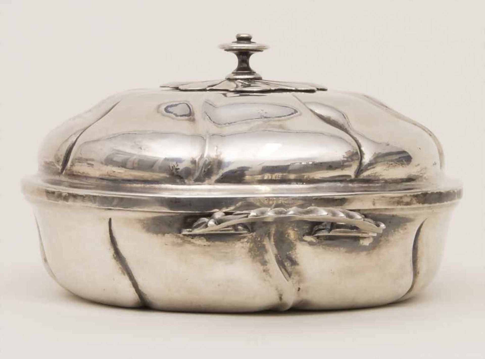 Barock Deckelterrine / A Baroque covered silver tureen, 18. Jh.Material: Silber, getrieben, mit - Bild 2 aus 19