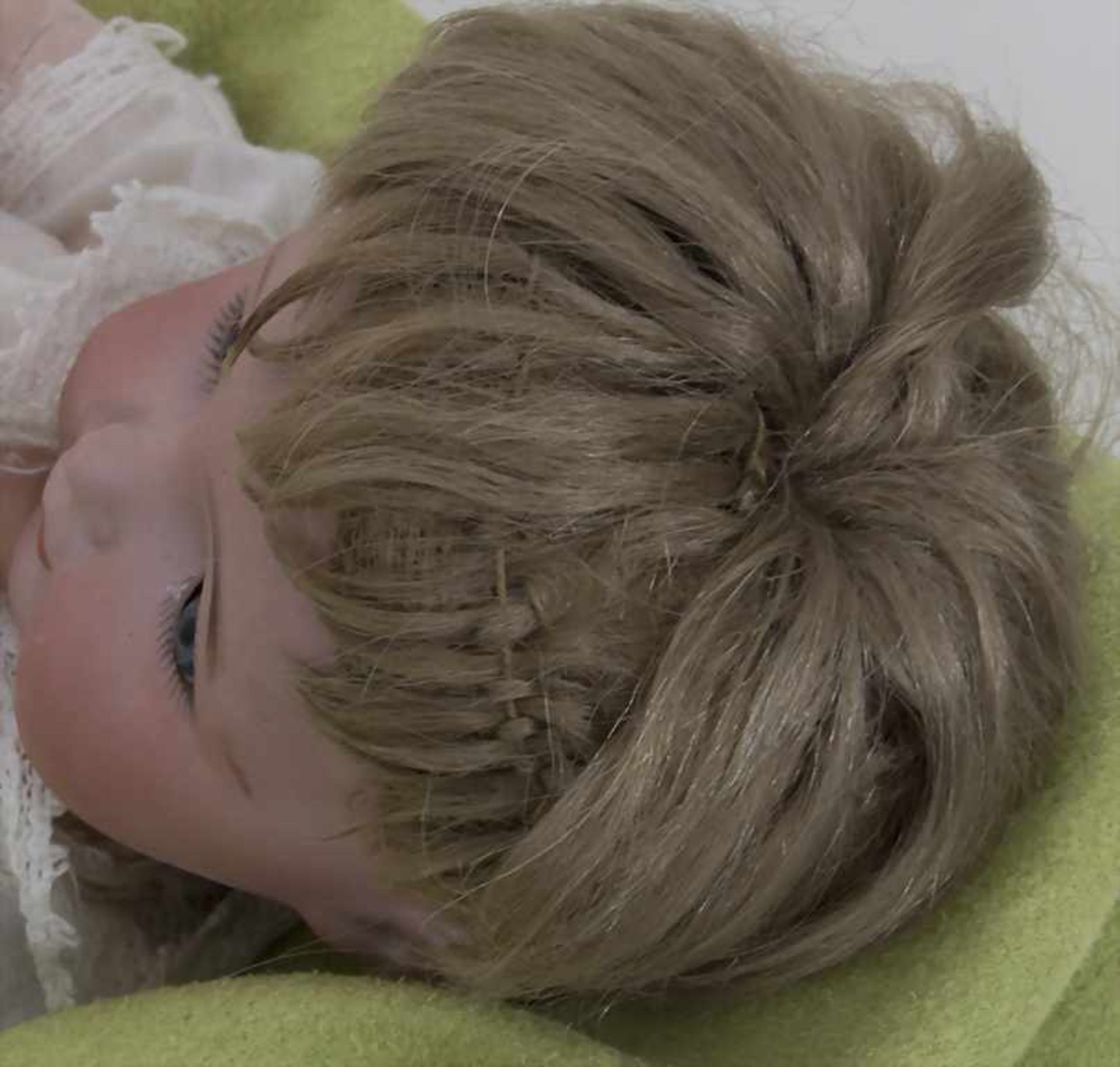 Puppe / A doll, Simon & Halbig, deutschMaterial: Bisquitporzellan bemalt, blonde Mohairperücke, - Image 5 of 7