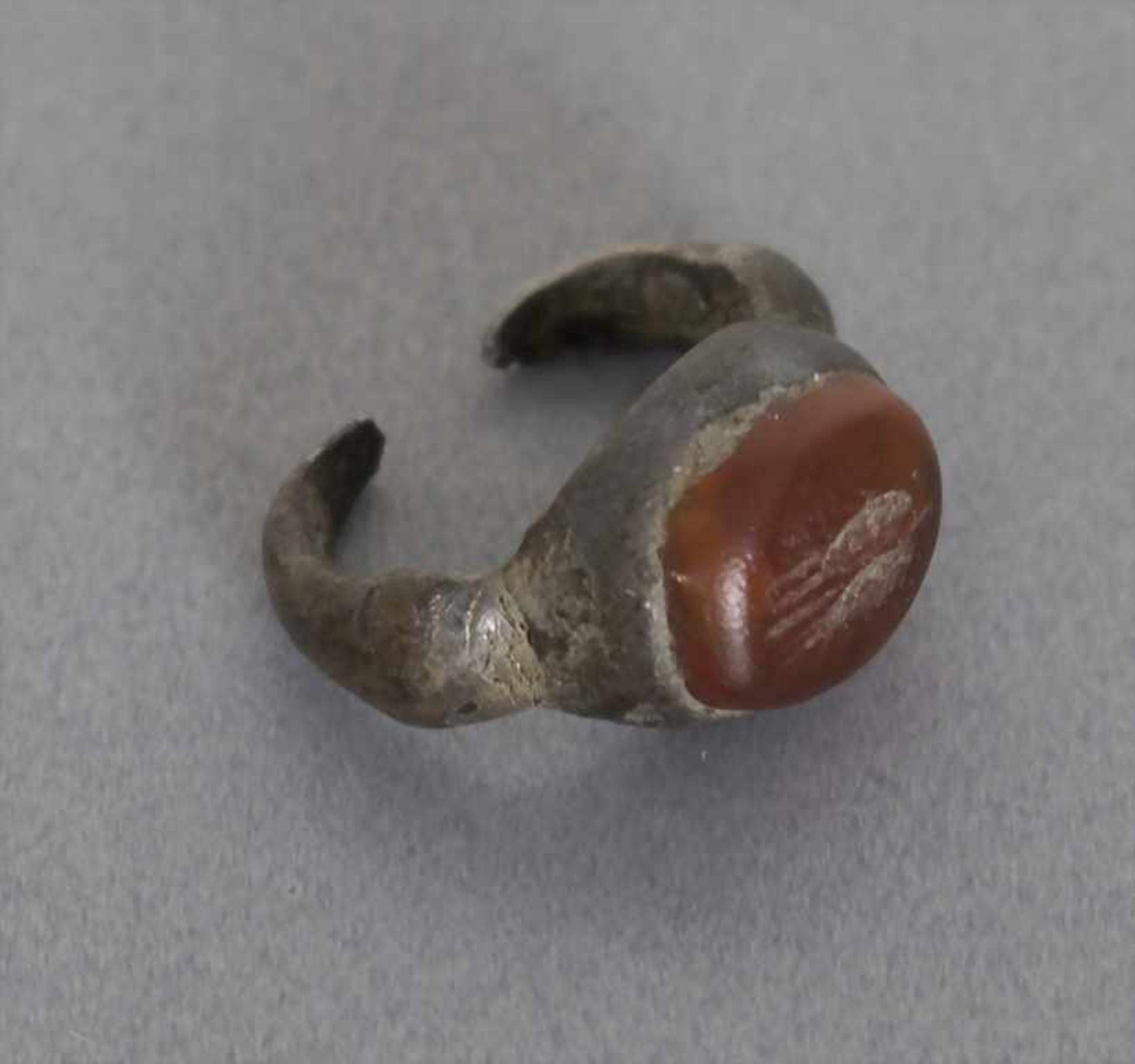 Römischer Ring mit Gemme / A Roman ring with a gemMaterial: Silber, Farbstein,Maße: 1,5 x 1,6