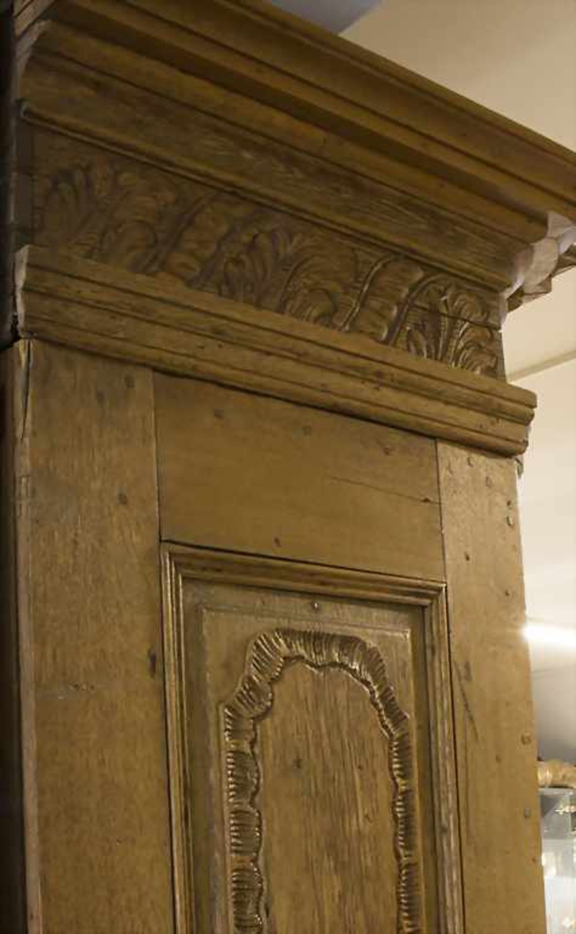 Barockschrank mit Engelsköpfen / A baroque cupboard, wohl Lothringen, 18. Jh.Material: Eiche, - Bild 26 aus 27