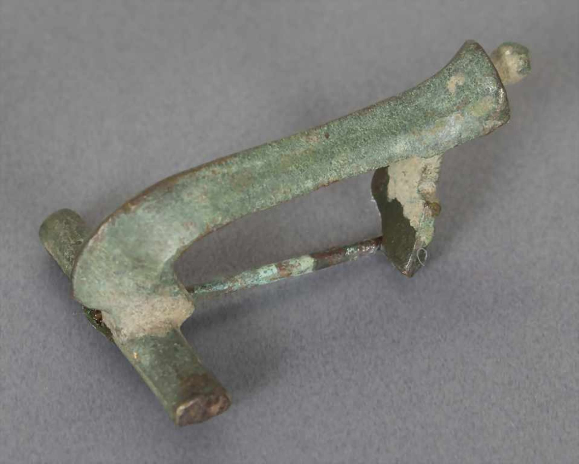 Römische Fibel / A Roman fibulaMaterial: Bronze,Länge: 4,1 cm,Zustand: gut, alt restauriert, - Bild 2 aus 5