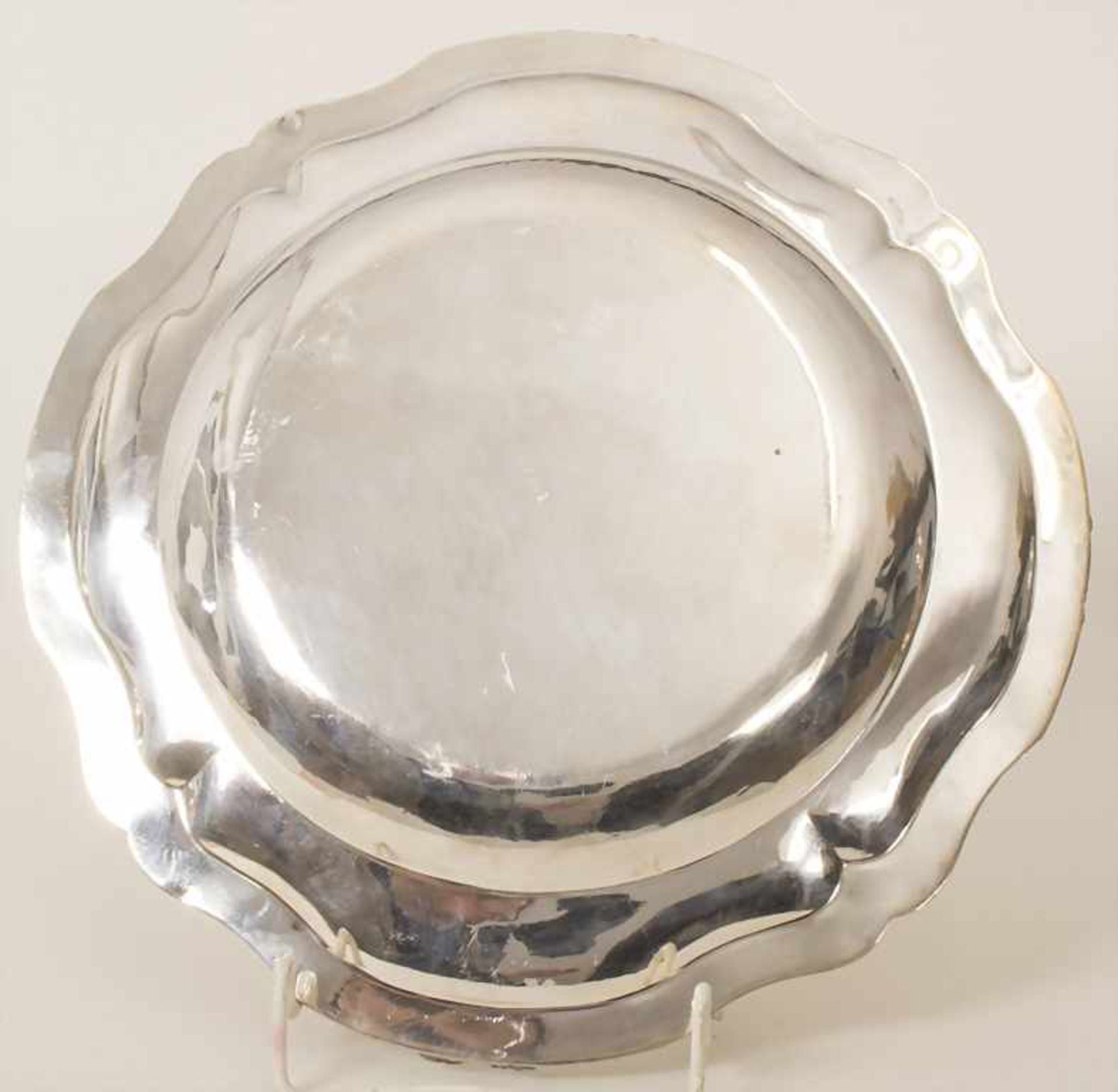 Runde Platte mit Adelswappen / A silver plate with coat of arms, Fray Fils (1875-1891), - Bild 7 aus 7