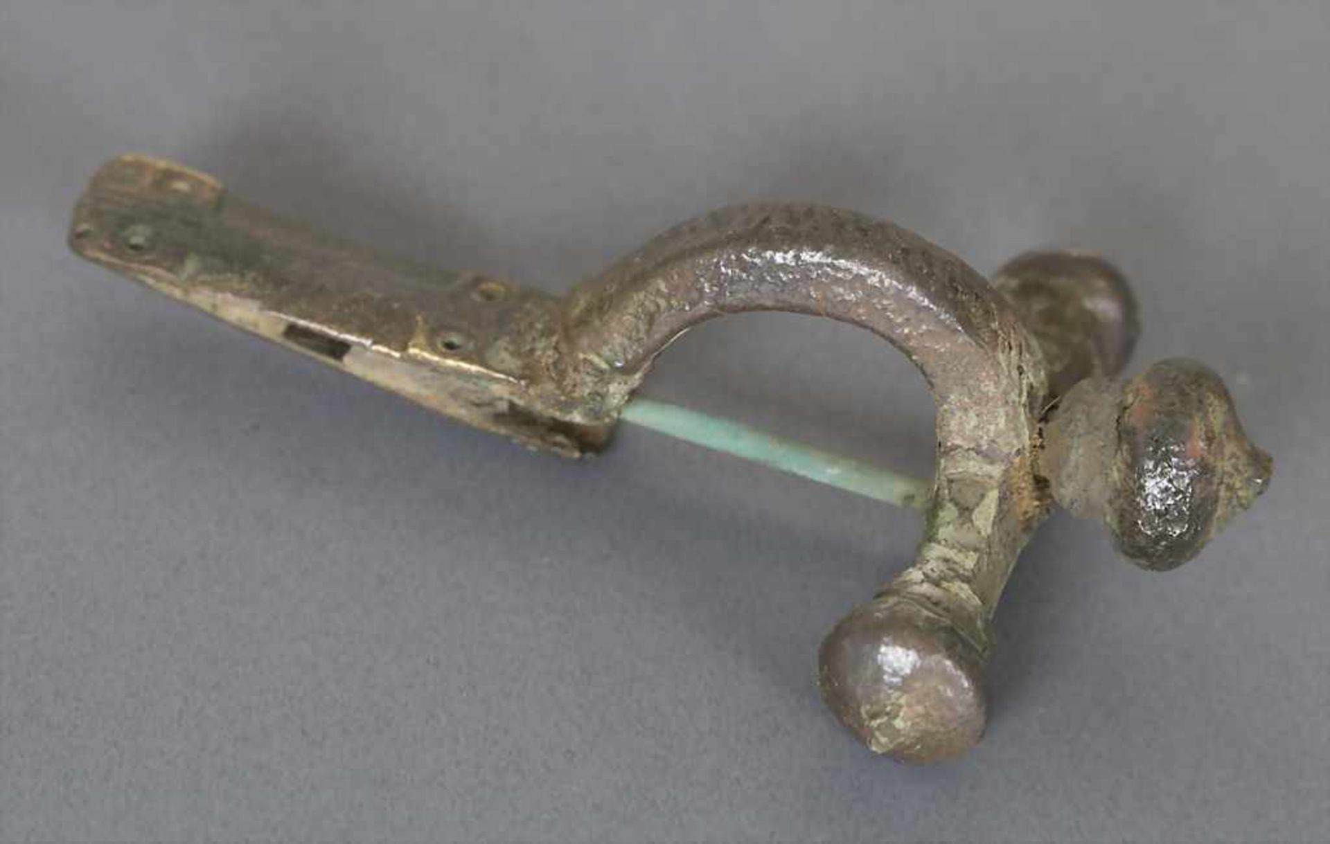 Römische Zwiebelknopffibel / A Roman bronze fibulaMaterial: Bronze,Länge: 7,3 cm,Zustand: gut, alt