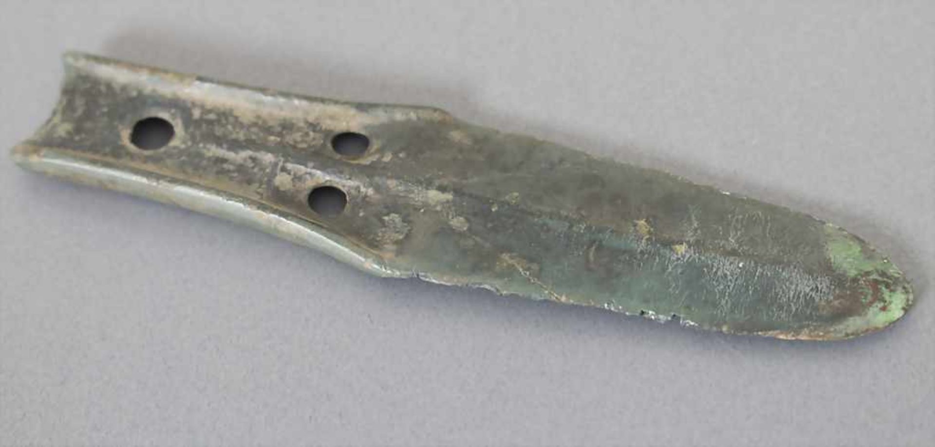 Keltisches Messer / A celtic knifeMaterial: Bronze,Länge: 10,1 cm,Zustand: gut, alt restauriert, - Bild 2 aus 3