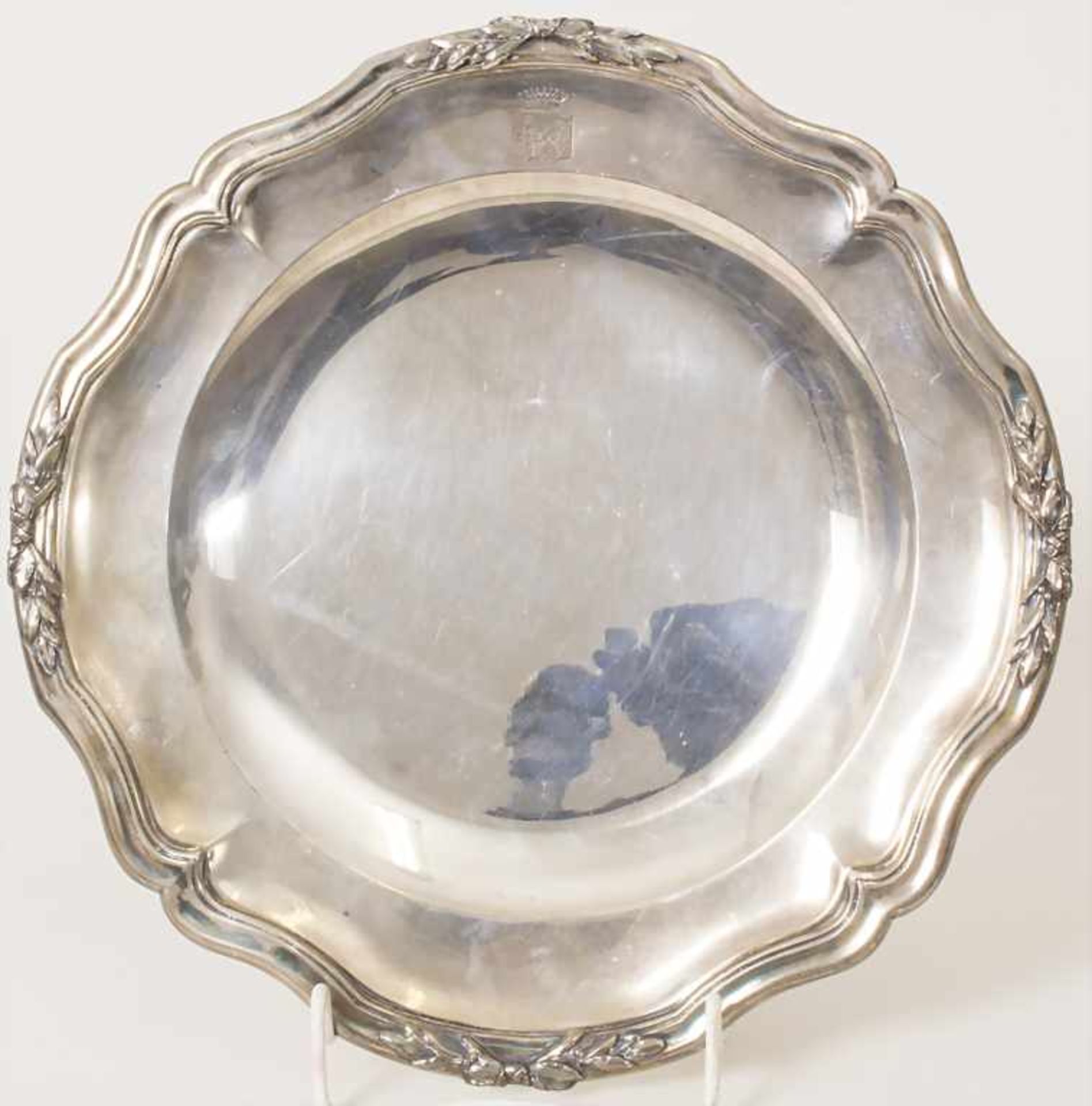 Runde Platte mit Adelswappen / A silver plate with coat of arms, Fray Fils (1875-1891),