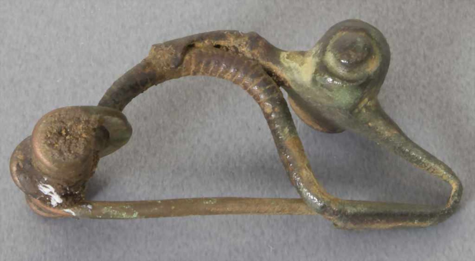 Keltische Fibel / A celtic fibulaMaterial: Bronze,Länge: 3,4 cm,Zustand: gut, alt restauriert, - Image 5 of 5