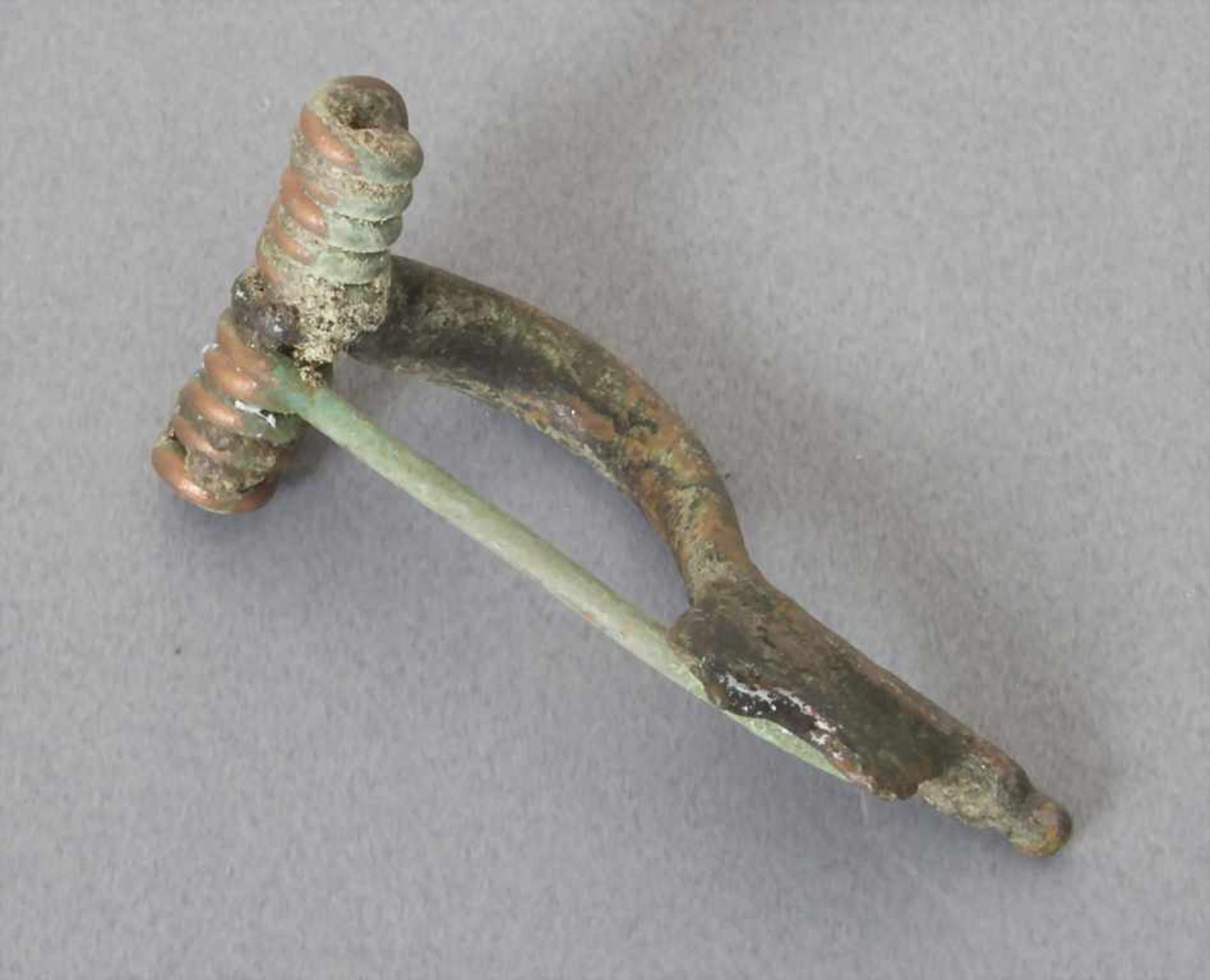 Keltische Fibel / A celtic fibulaMaterial: Bronze,Länge: 3,6 cm,Zustand: gut, alt restauriert, - Image 3 of 3