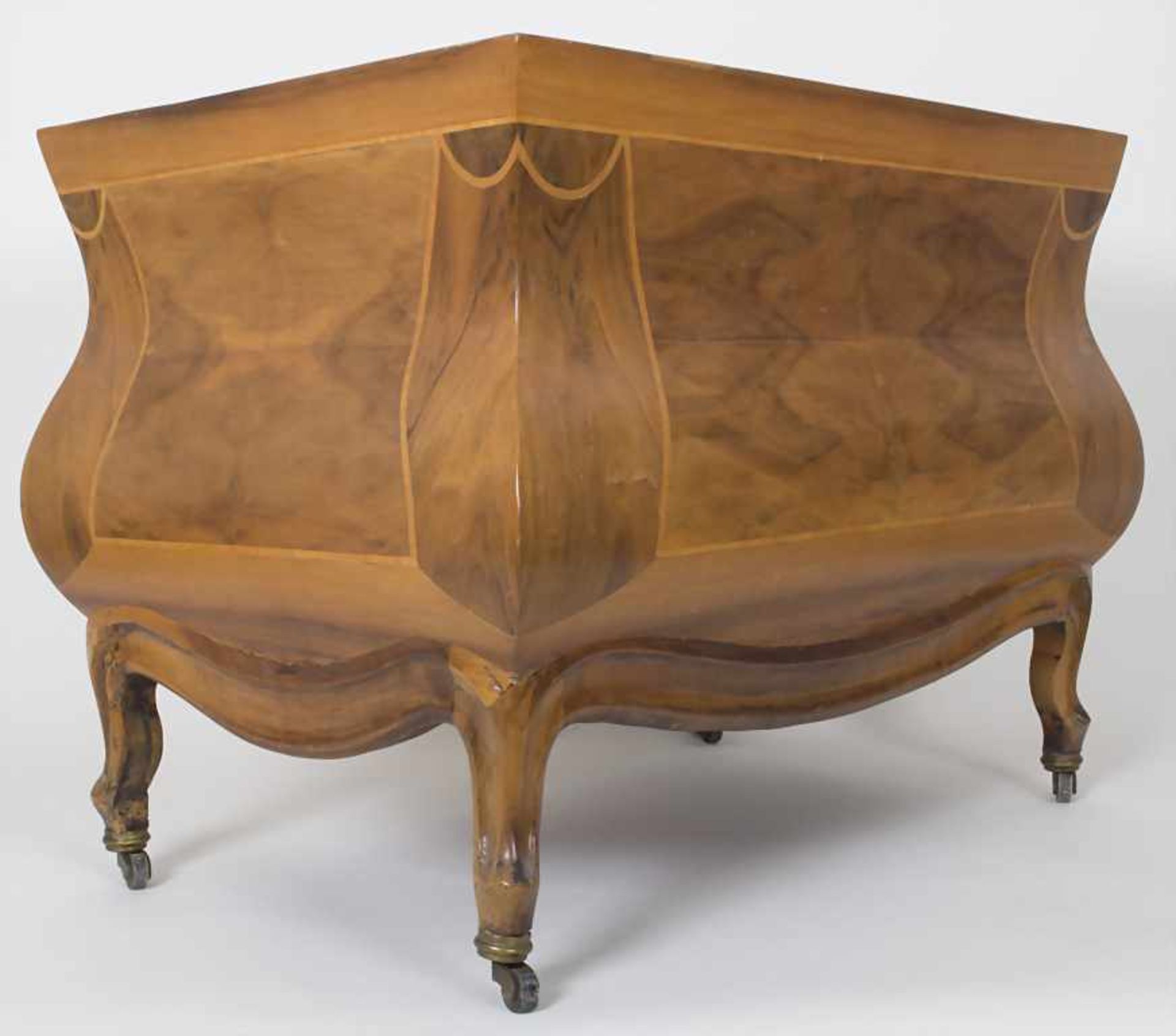 Biedermeier-Wäschetruhe / A linen chest, süddeutsch, um 1840Bombierter rechteckiger Korpus mit - Bild 2 aus 19