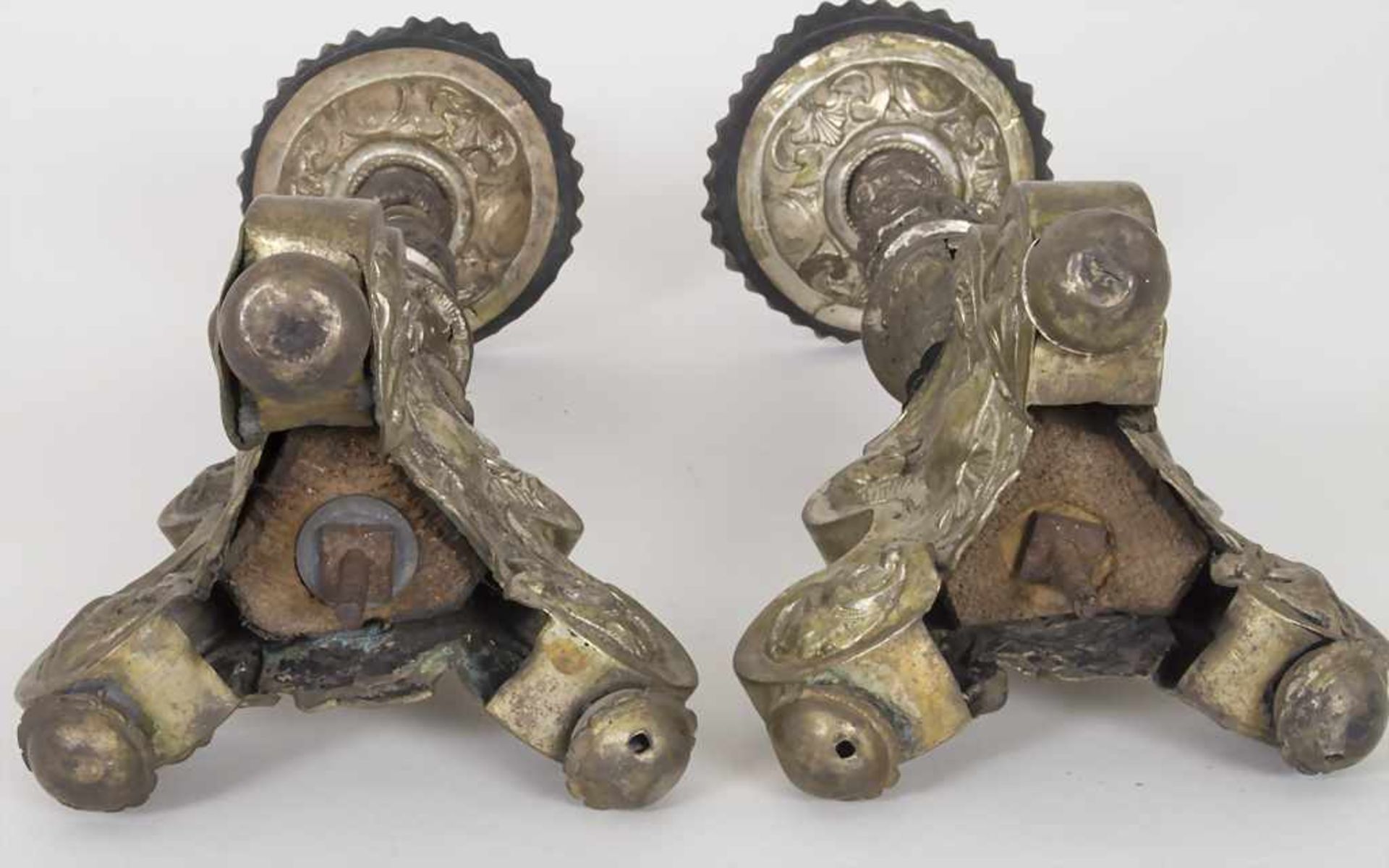 Paar Altarleuchter mit Rocailledekor / A pair of altar candleholders with rocailles, 18./19. Jh. - Bild 6 aus 11