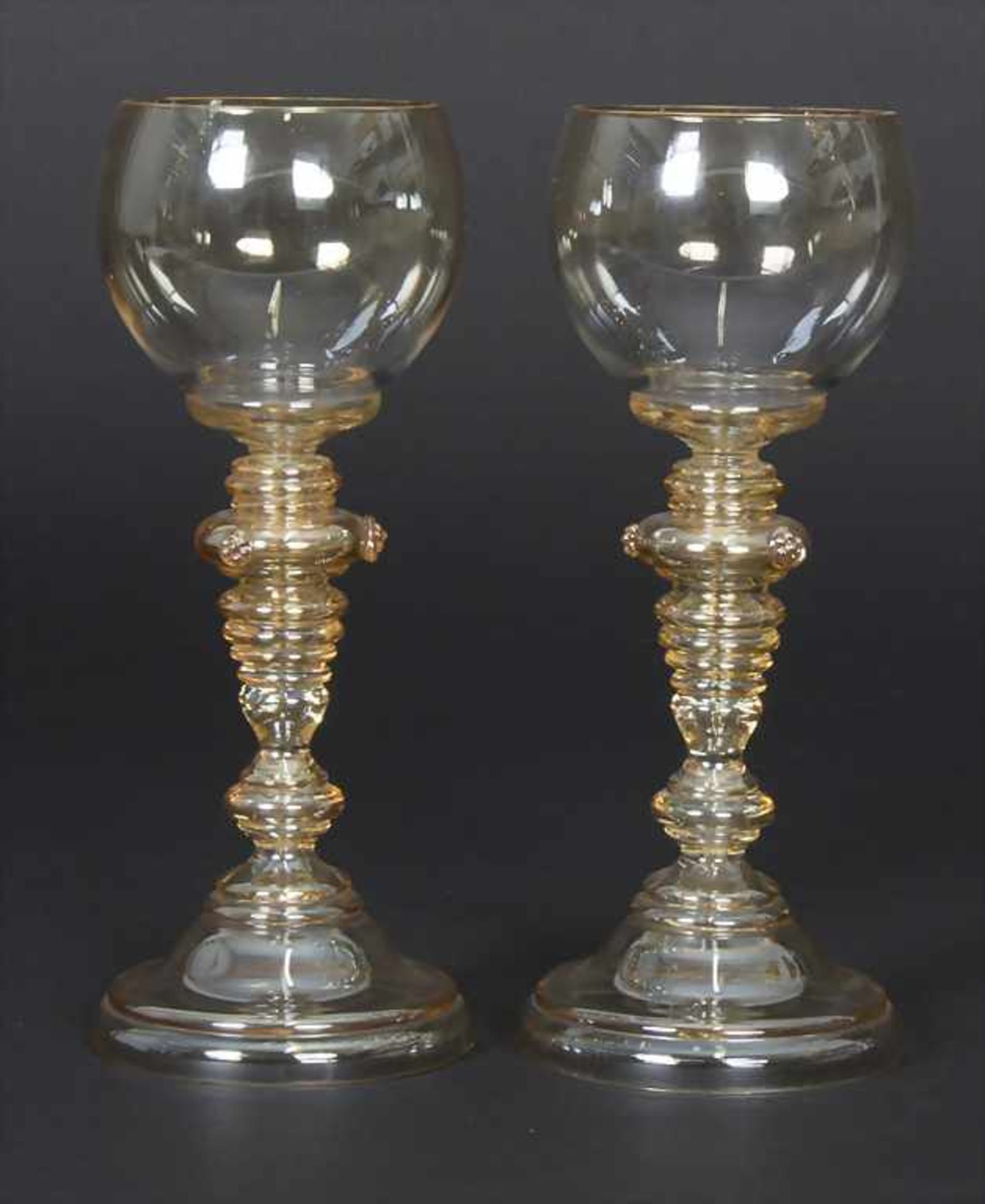 2 Weingläser / 2 wine glasses, Theresienthal, um 1920Material: Kristallglas bernsteinfarben,