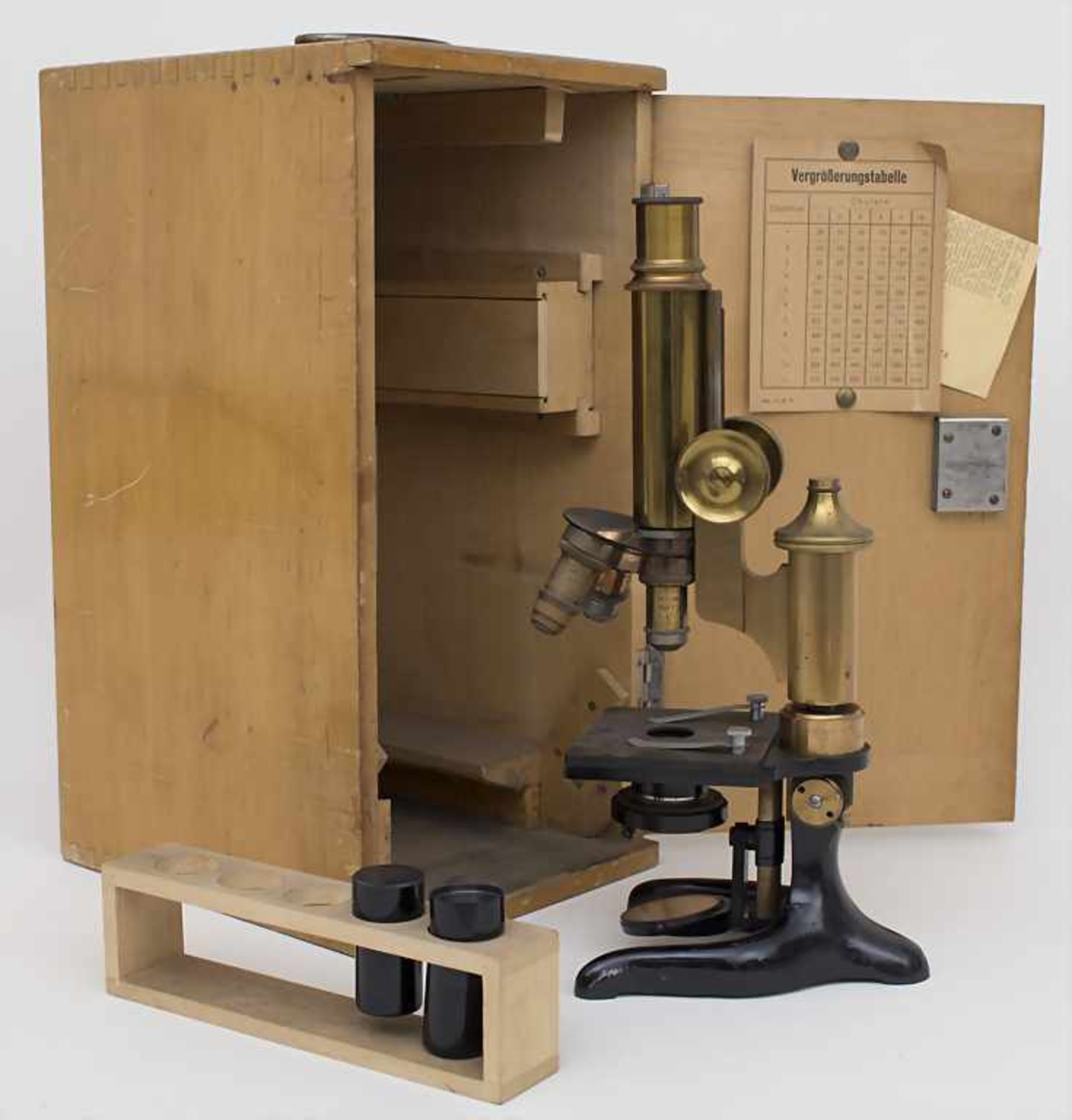 Mikroskop / A microscope, E. Leitz, WetzlarMaterial: Stativ in Messing schwarz lackiert, Holzkasten, - Bild 10 aus 11