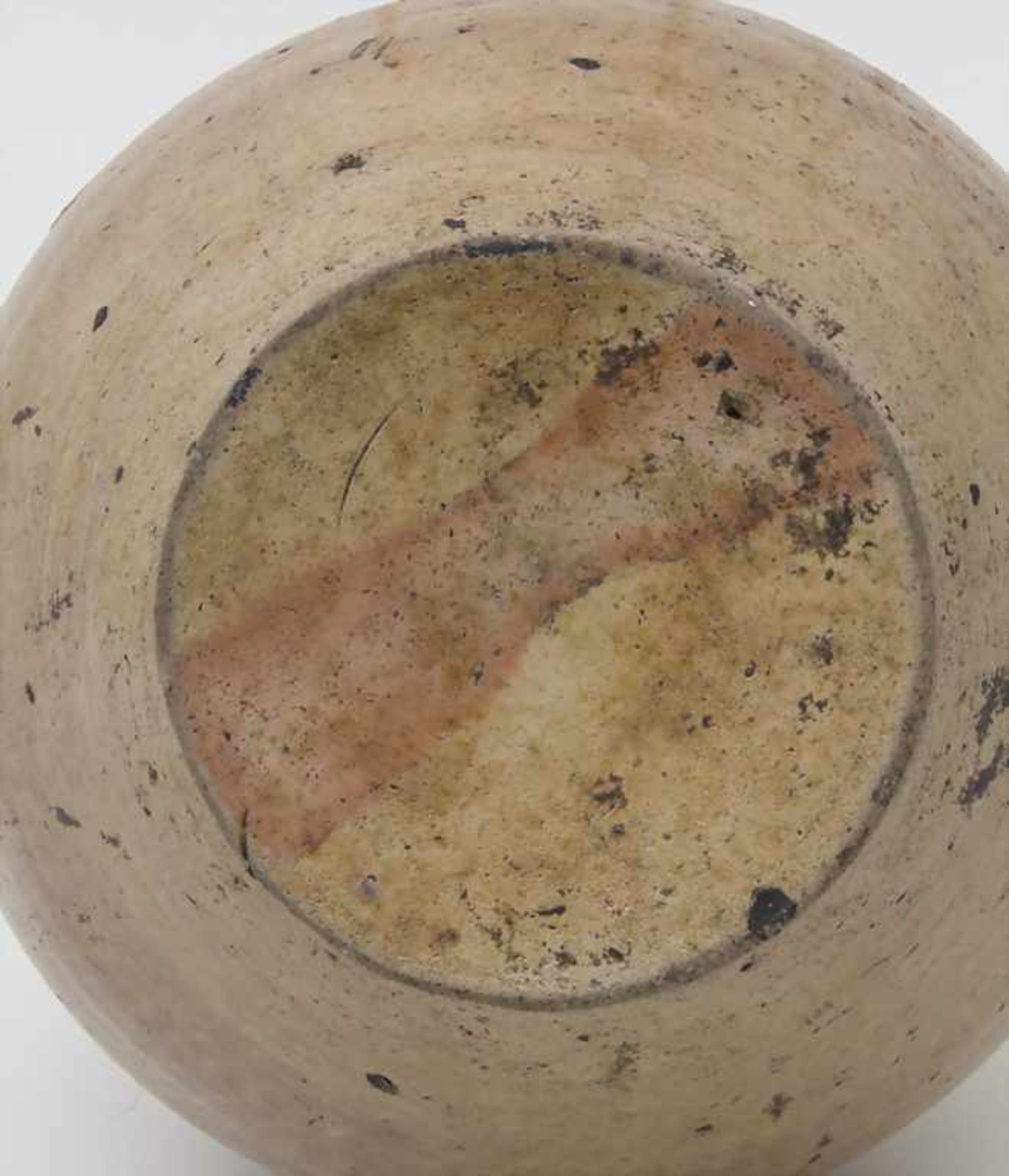 Ölkrug mit geometrischem Dekor / An oil jug with geometrical patternsMaterial: Keramik, hellbraun - Bild 5 aus 5