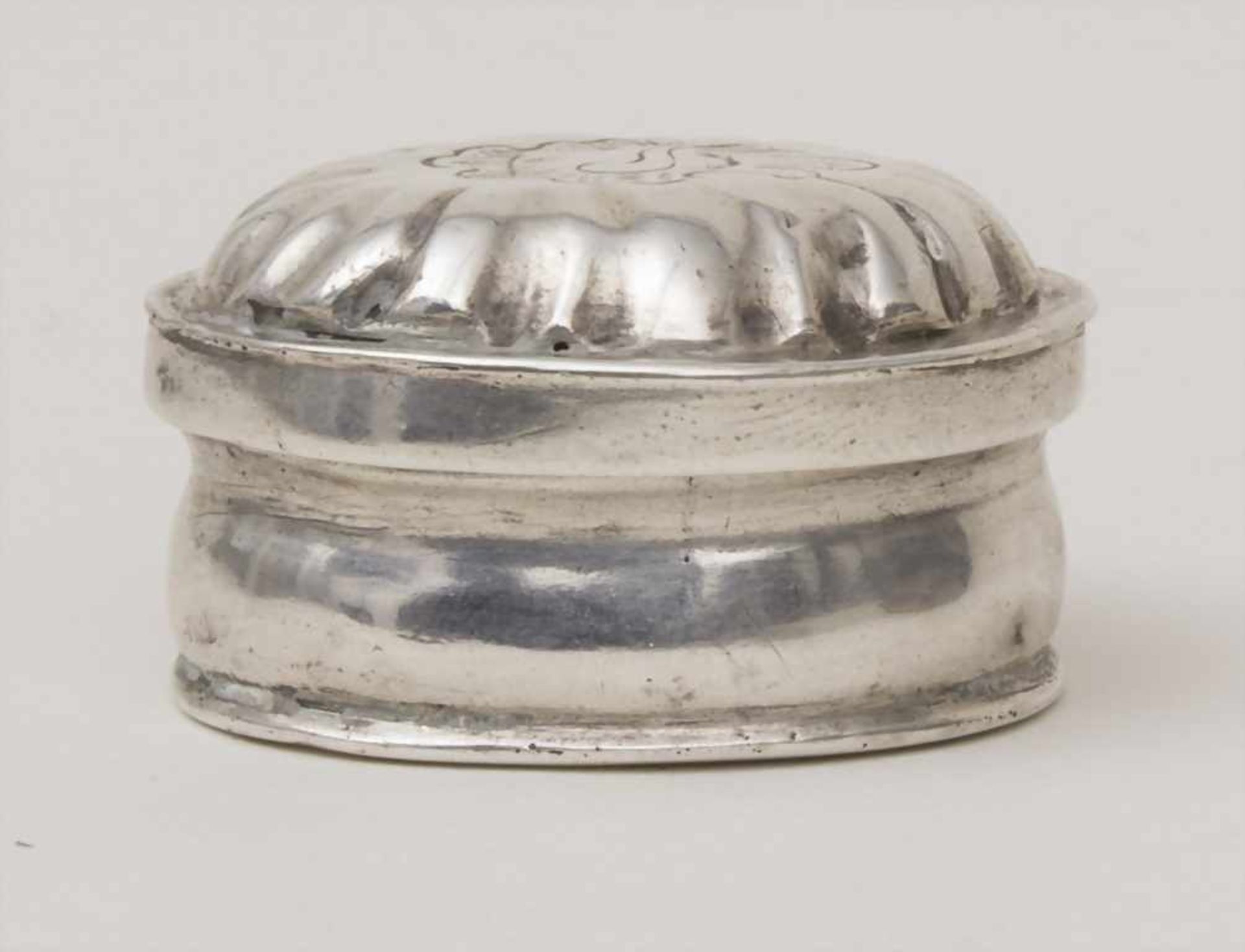 Kleine Barock Tabatiere / A small Baroque silver snuffbox, Köln, um 1750Material: Silber 13 Lot, - Bild 5 aus 11