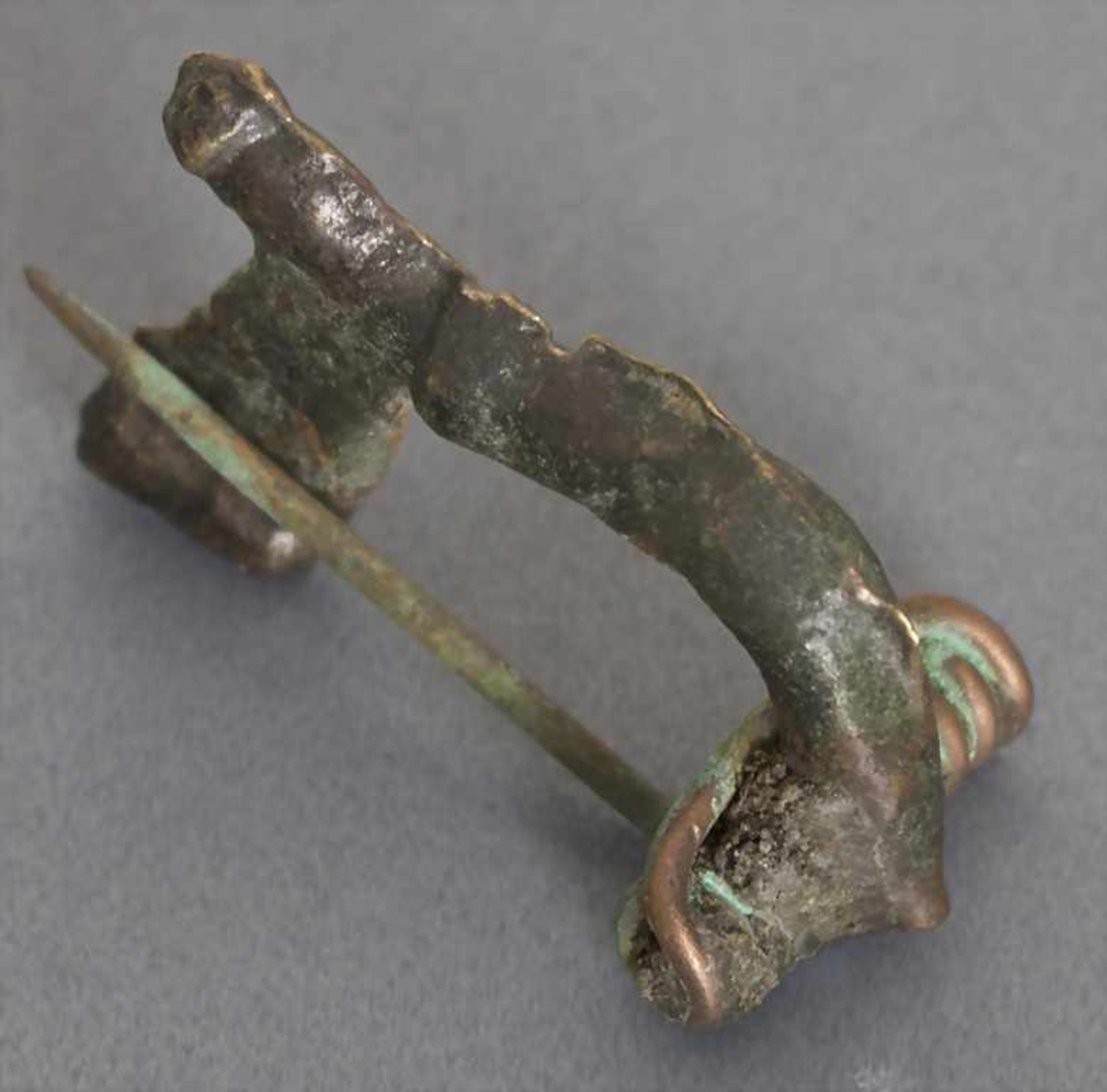 Römische Fibel / A Roman fibulaMaterial: Bronze,Länge: 3,5 cm,Zustand: gut, alt restauriert,