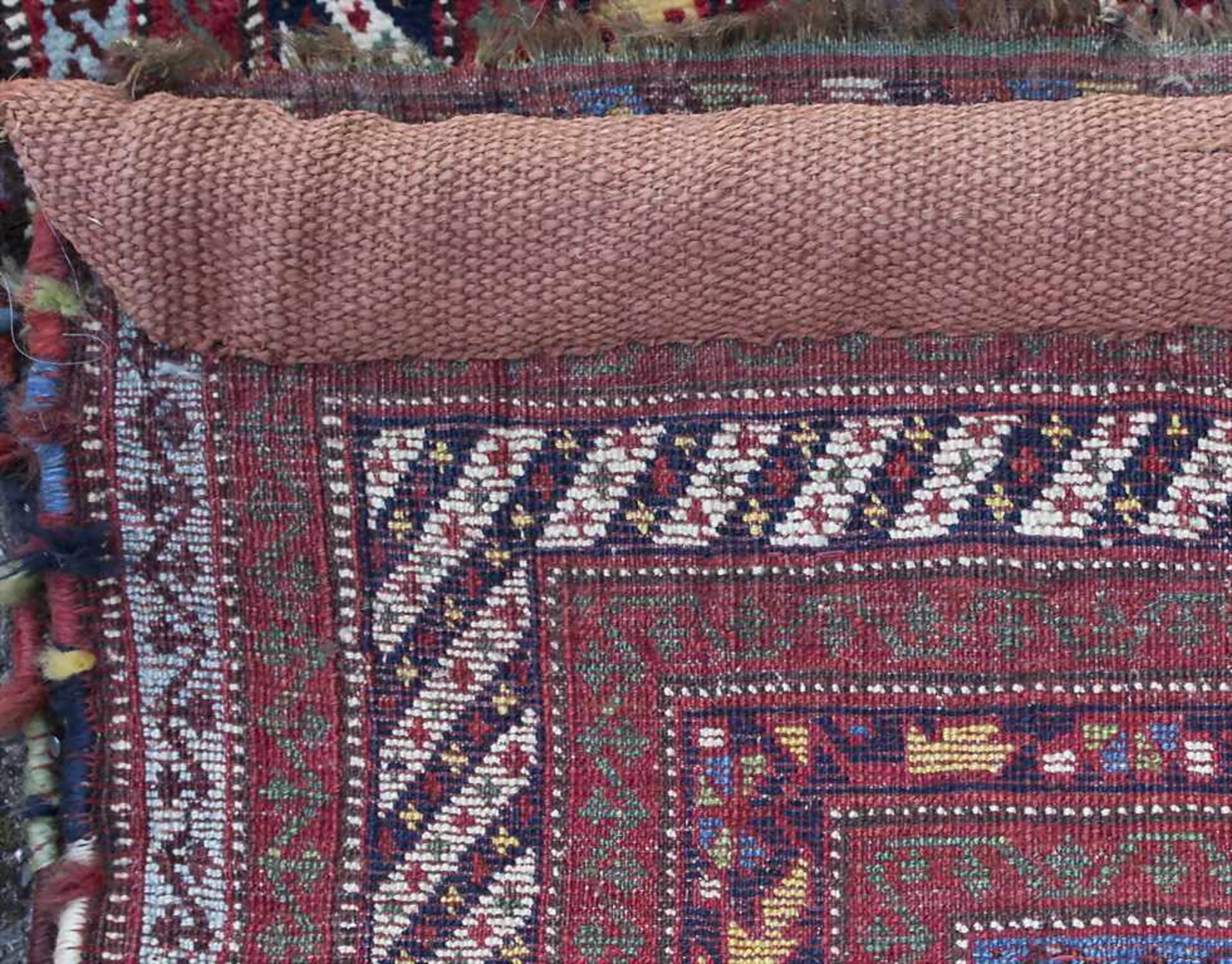 Orientteppich / An oriental carpetMaterial: Wolle auf Wolle, Signatur: oben rechts signiert, Maße: - Image 4 of 5