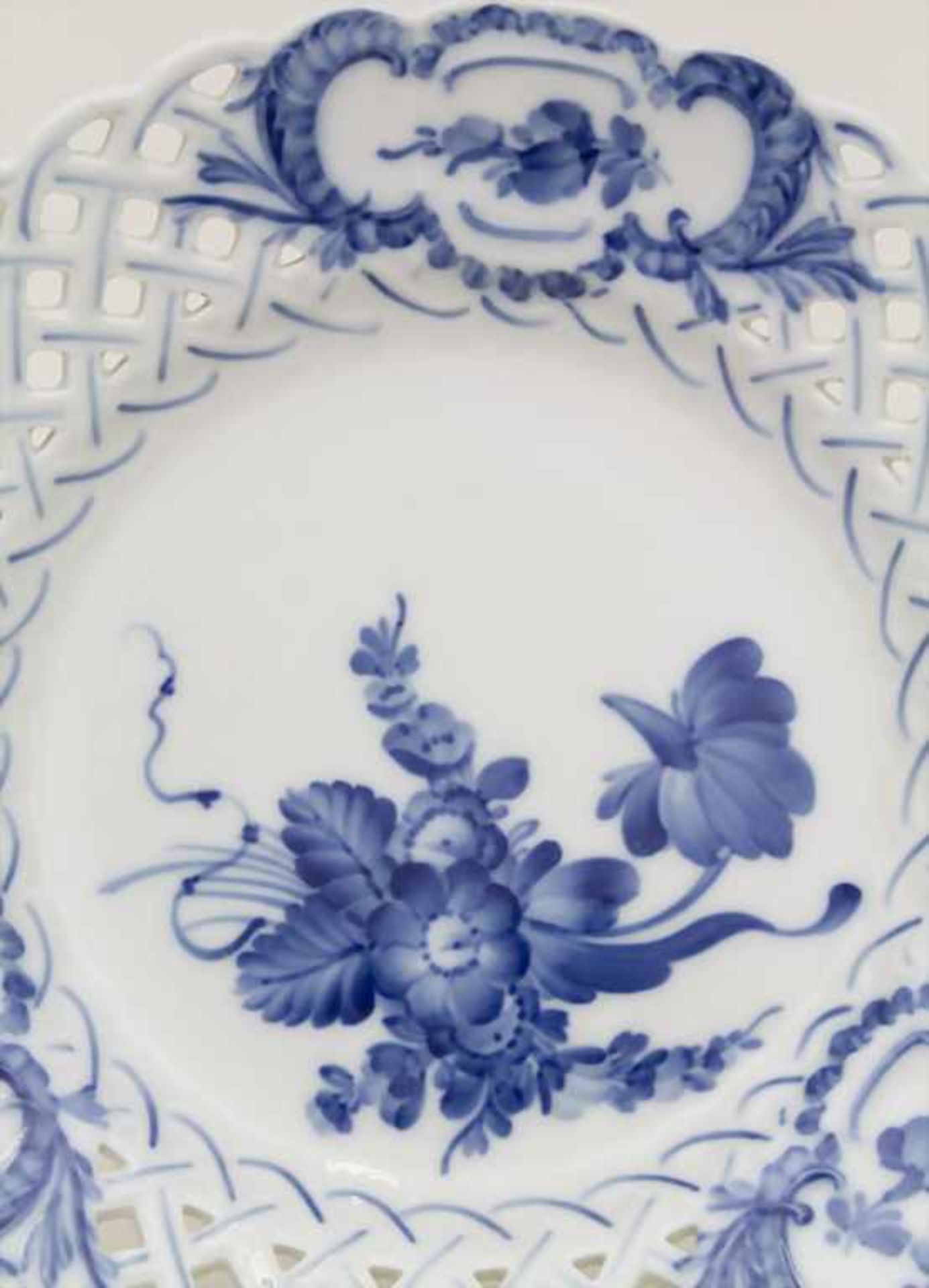 Korbrandteller 'Blaue Blume' / A basket rim plate 'blue flower', Royal Copenhagen, um - Bild 2 aus 4