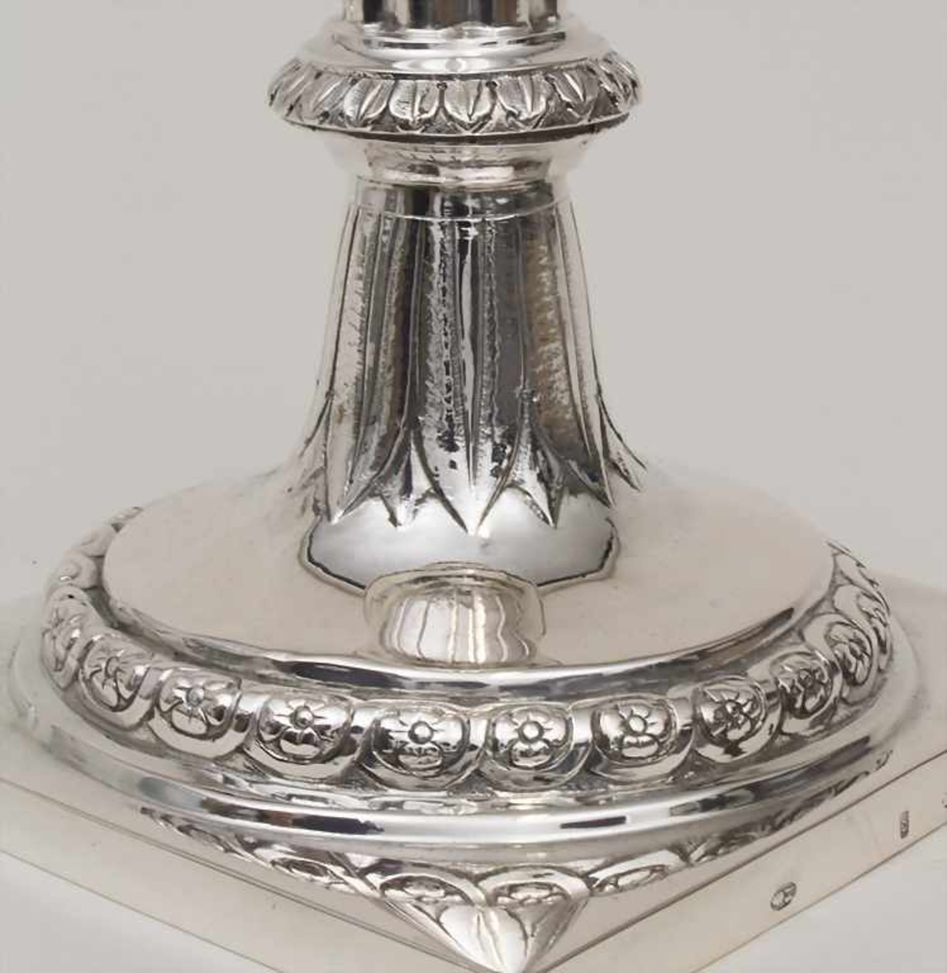 Paar Kerzenleuchter / A pair of silver candlesticks, Johann Martin Langenbauer, Augsburg, - Bild 12 aus 13