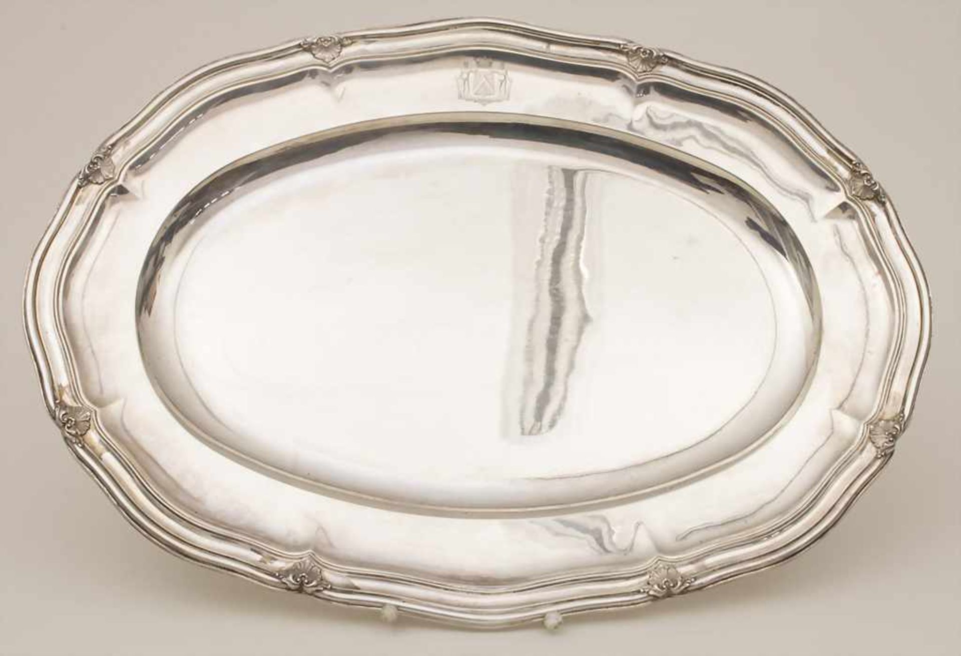 Große Platte / A large silver plate, Odiot, Paris, um 1900Material: Silber 950, Adelswappen,