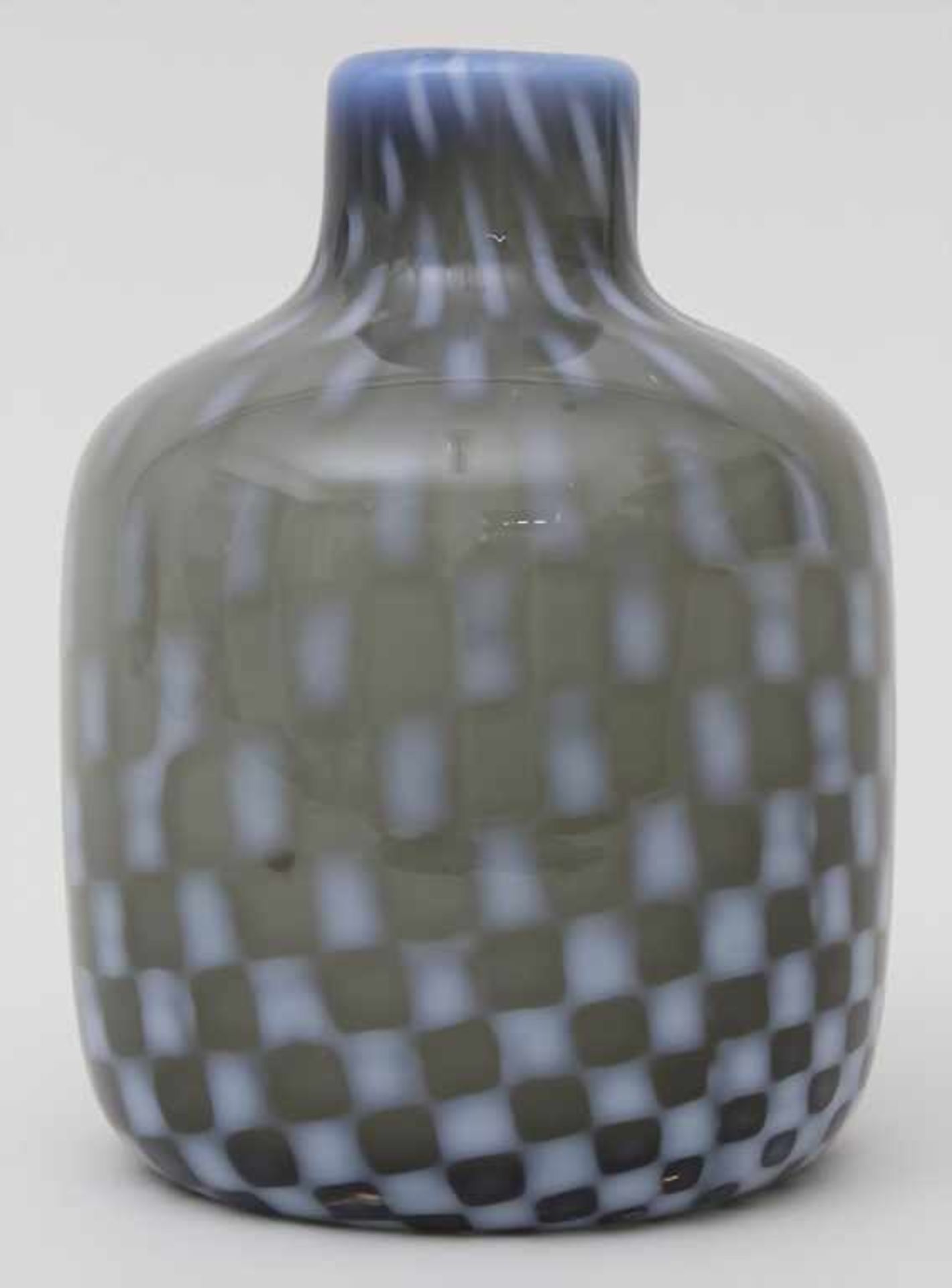 Vase / A vase, wohl Barovier und Toso, Murano, 70/80er JahreMaterial: rauchfarbenes Glas, opak