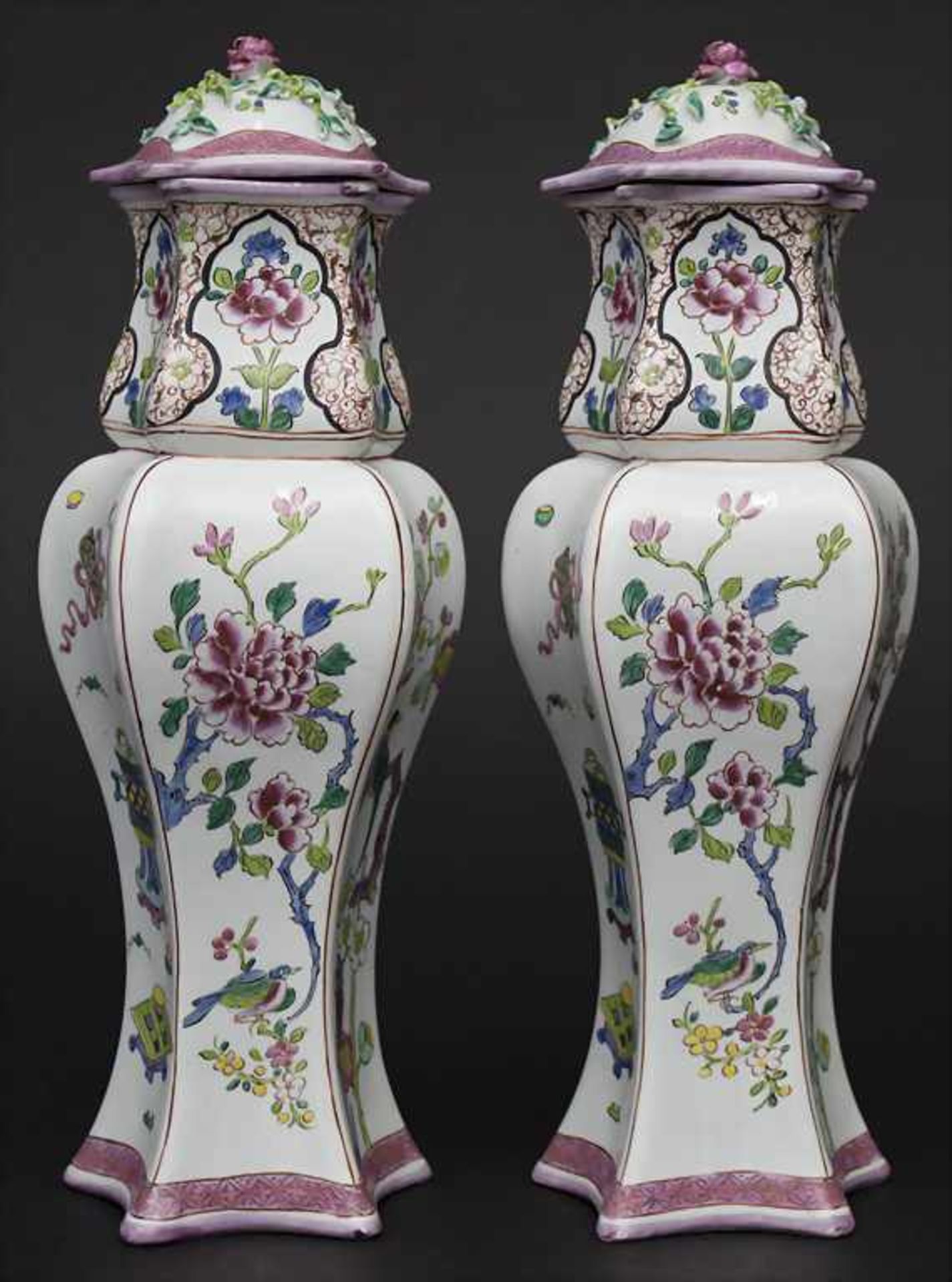 Deckelvasen-Paar / A pair of covered vases, Samson, Paris, um 1900Material: Porzellan, polychrom - Bild 3 aus 9
