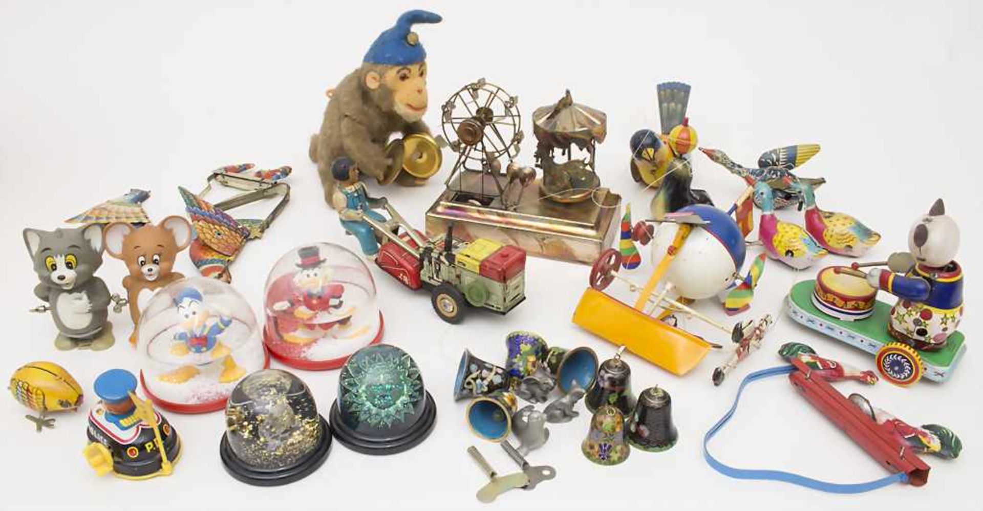 Konvolut Blechspielzeug, Tin toybestehend aus 17 Teilen unterschiedlicher Hersteller