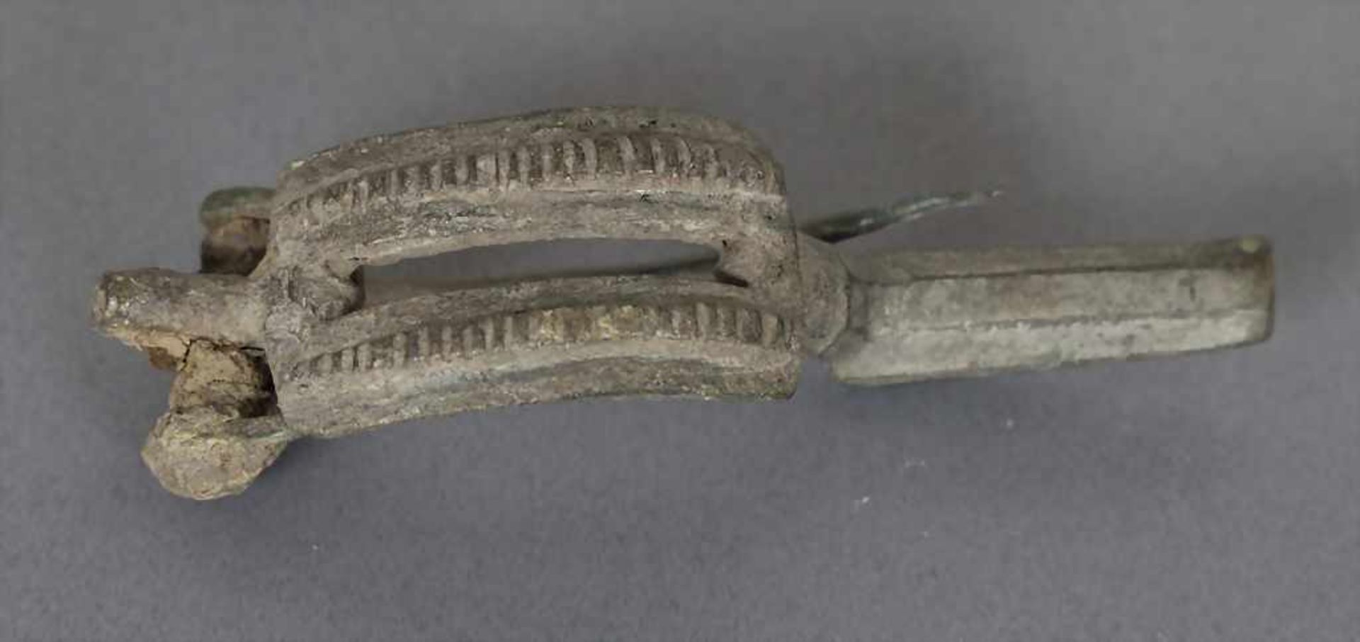 Römische Fibel / A Roman fibulaMaterial: Bronze,Länge: 5,7 cm,Zustand: gut, alt restauriert,