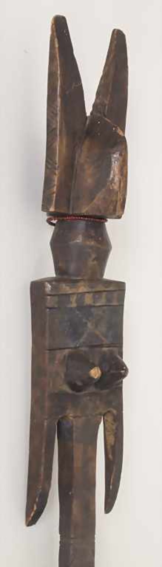 Ritualstab mit stilisierter Frauenfigur der Dogon, Mali, 20. Jh.Material: Holzstab mit umlaufendem - Bild 2 aus 3