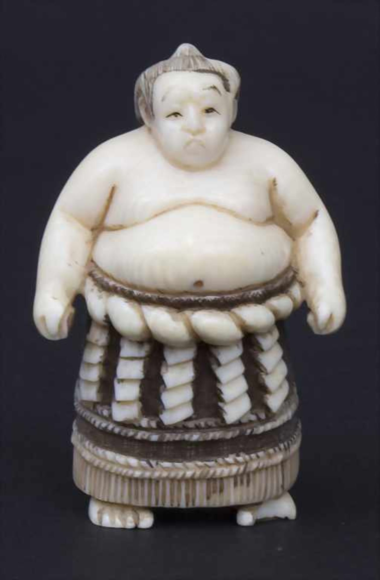 Okimono 'Sumoringer' / An Okimono 'Sumo wrestler', Japan, um 1900Material: Elfenbein, geschnitzt,
