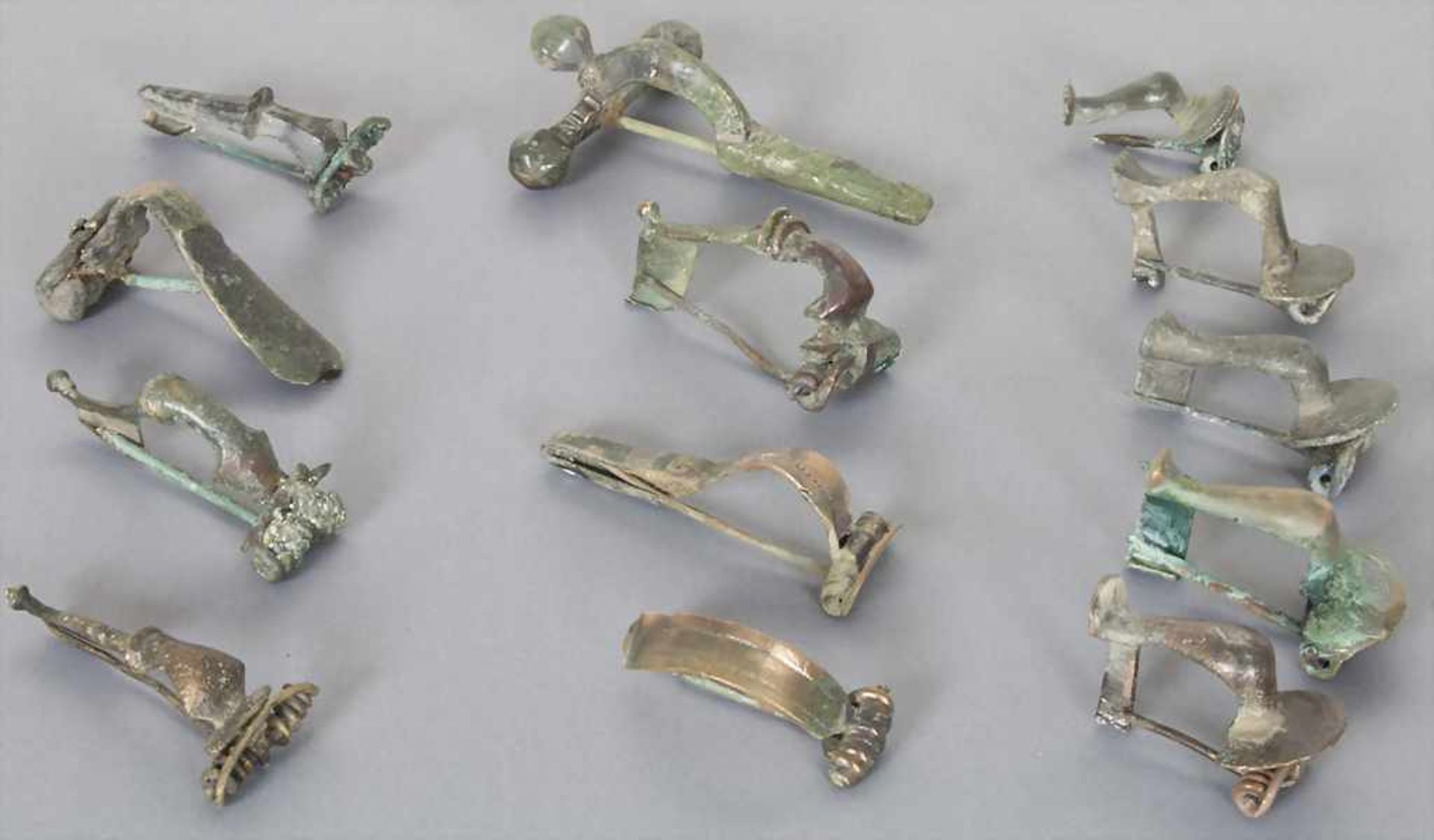 13 Keltische und Römische Fibeln / A set of 13 Celtic and Roman fibulaeMaterial: Bronze,Länge: 3,1