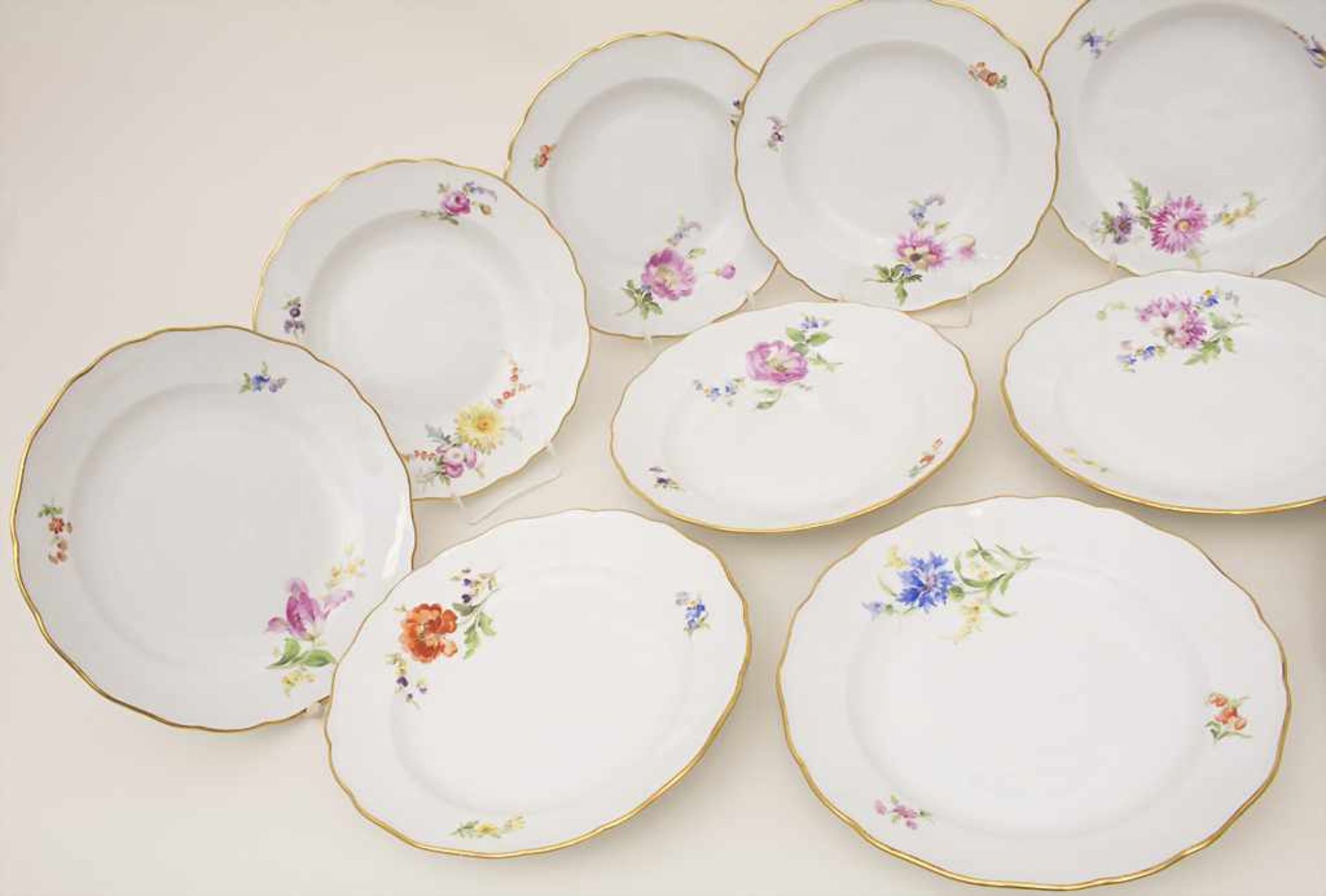 12 Teller / 12 plates, Meissen, 19. Jh.Bestehend aus: 6 Speiseteller und 6 Suppenteller,Material: - Image 2 of 13