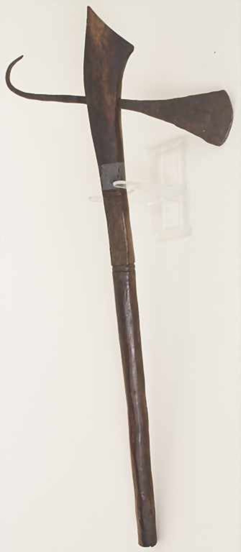 Axt mit Haken / An axe with hook, wohl NordafrikaMaterial: Holz, dunkel gebeizt, Eisen, Länge: 54