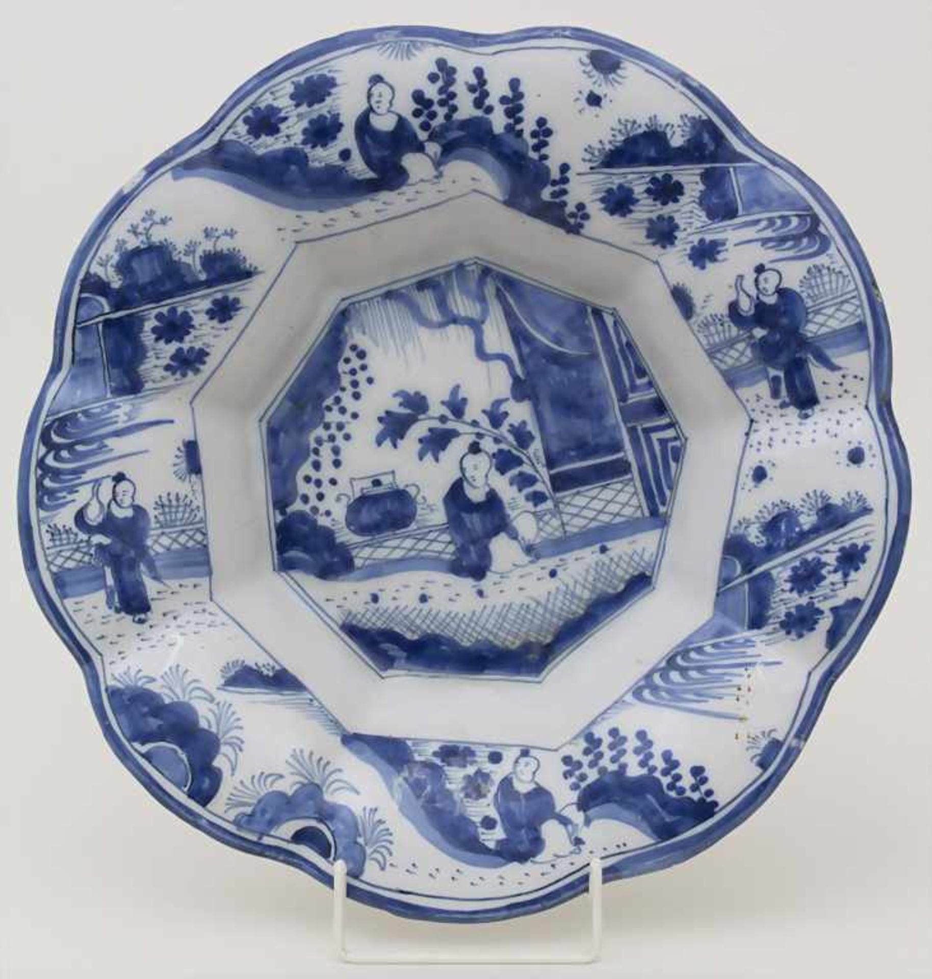 Fayence-Buckelschale mit Chinoiserien / A faience bowl with chinoiseries, wohl Hanau, 18. Jh.